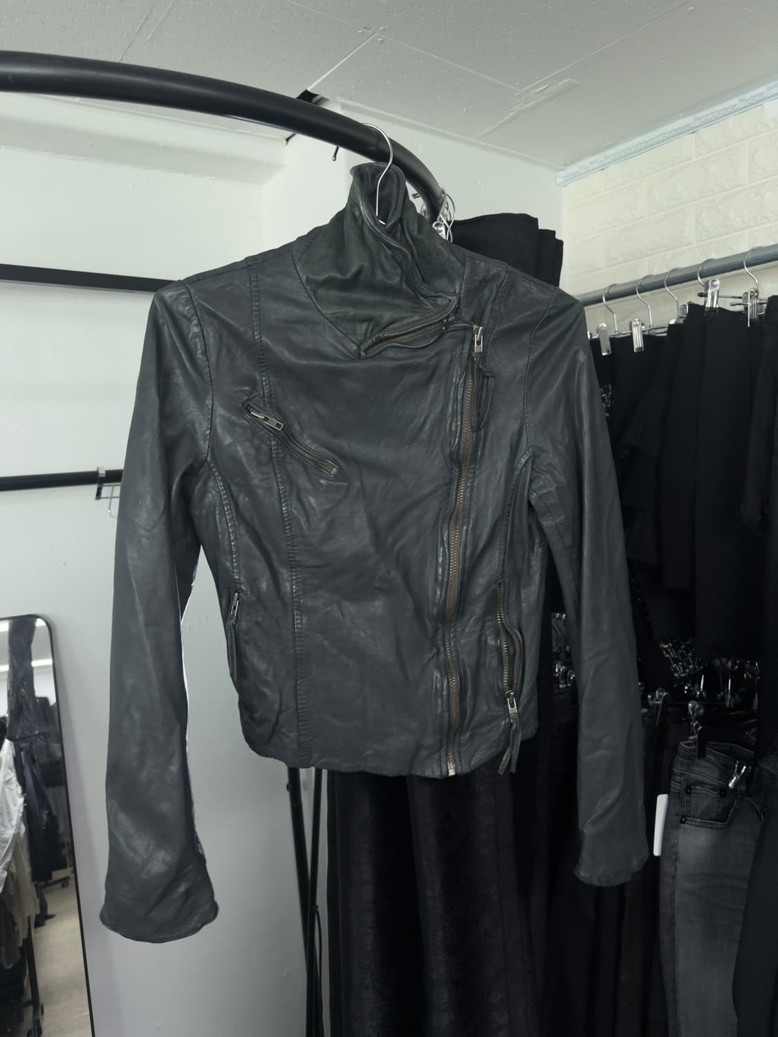 *홀드중*muubaa 아티저널 램스킨 사선지퍼 하이넥 드레이프 자켓 상품이미지1