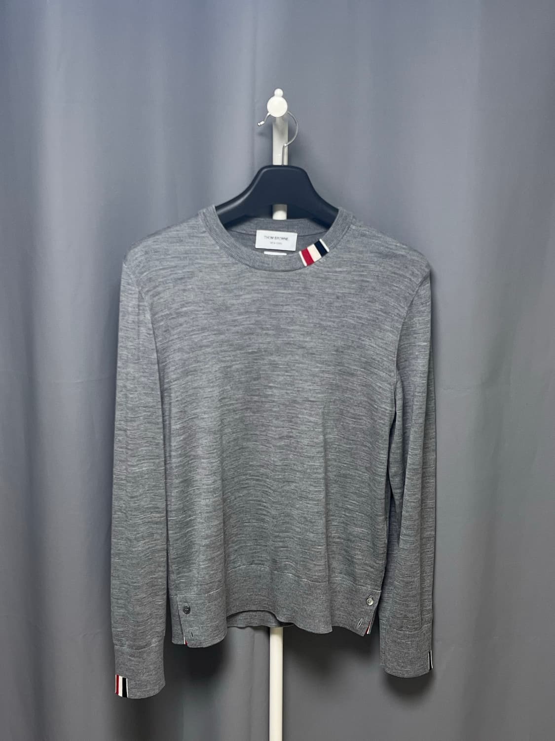 [정품] 신형 / 톰브라운 넥삼선 포인트 울 니트 그레이 3size 상품이미지1