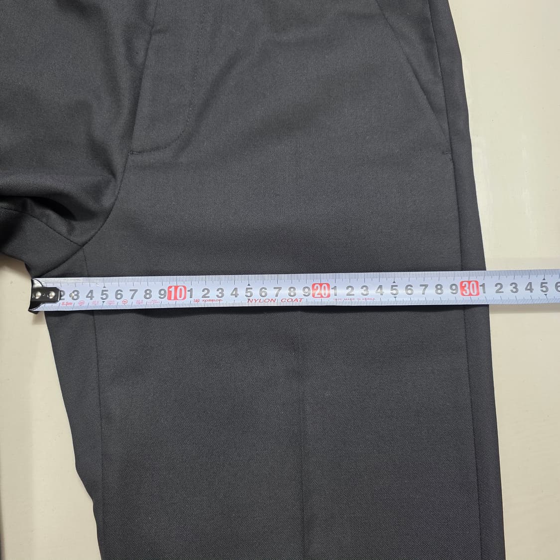 1184 시스템 옴므 SYSTEM 테이퍼드핏 슬랙스 비조 팬츠 블랙 82 상품이미지4