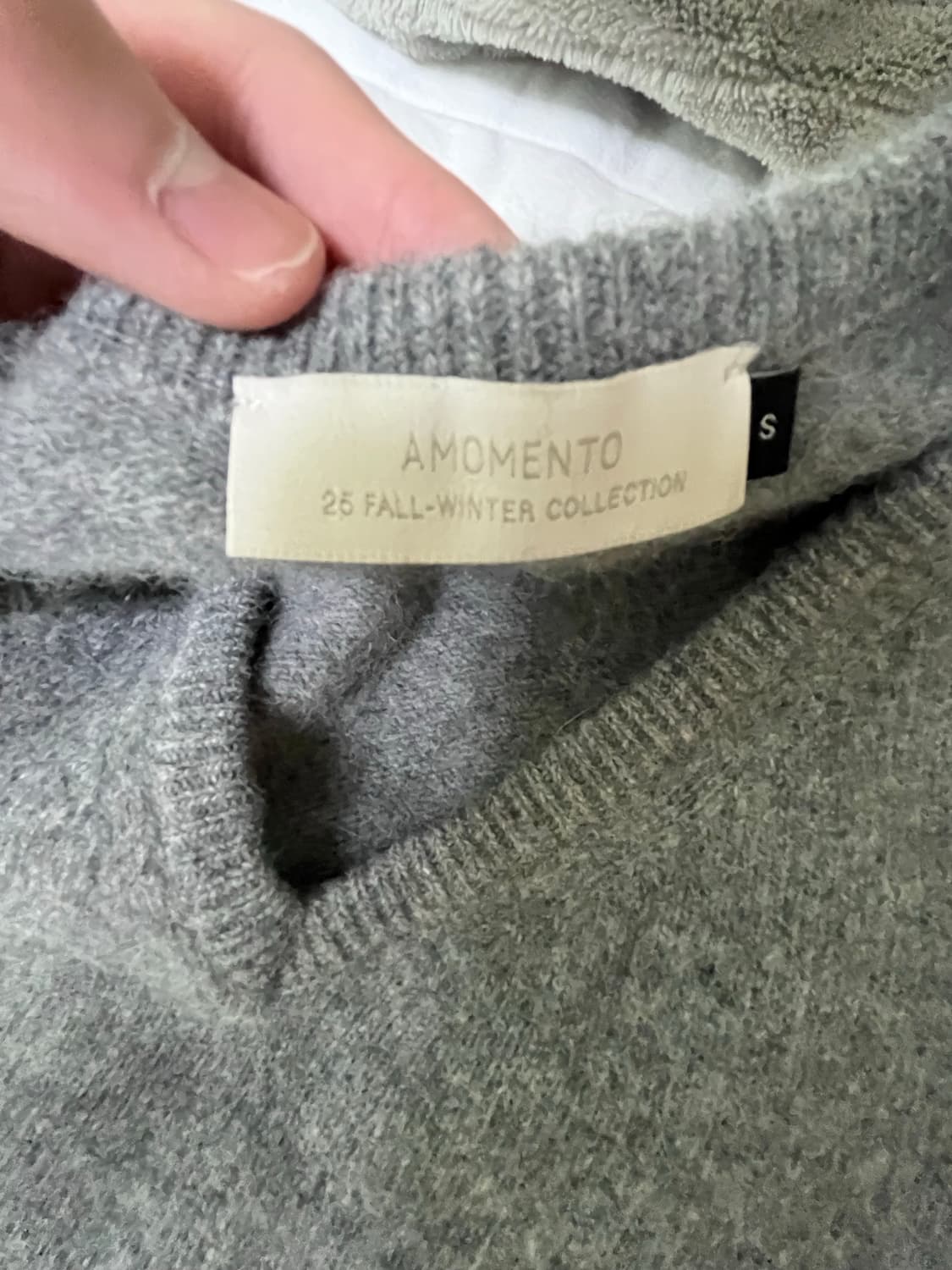 아모멘토 라쿤 브이넥 니트 차콜 상품이미지5