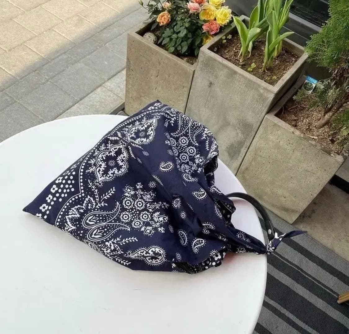 (새상품) 와이낫백 네이비 페이즐리 숄더백 상품이미지3