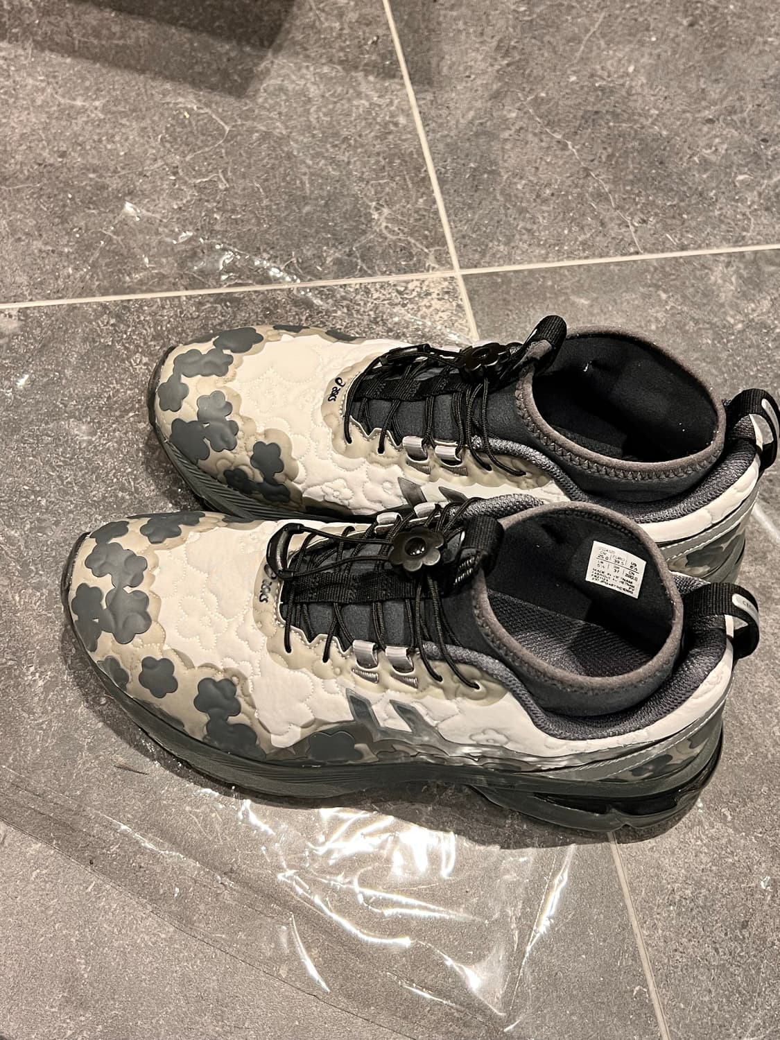 세실리아반센 아식스 젤 터레인 MT 퓨어 실버 상품이미지1