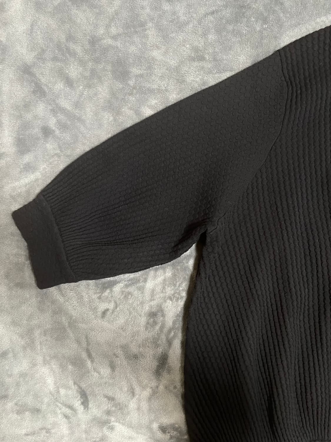 [무료배송] 코스 블랙 앰보 스웨트셔츠 상품이미지2