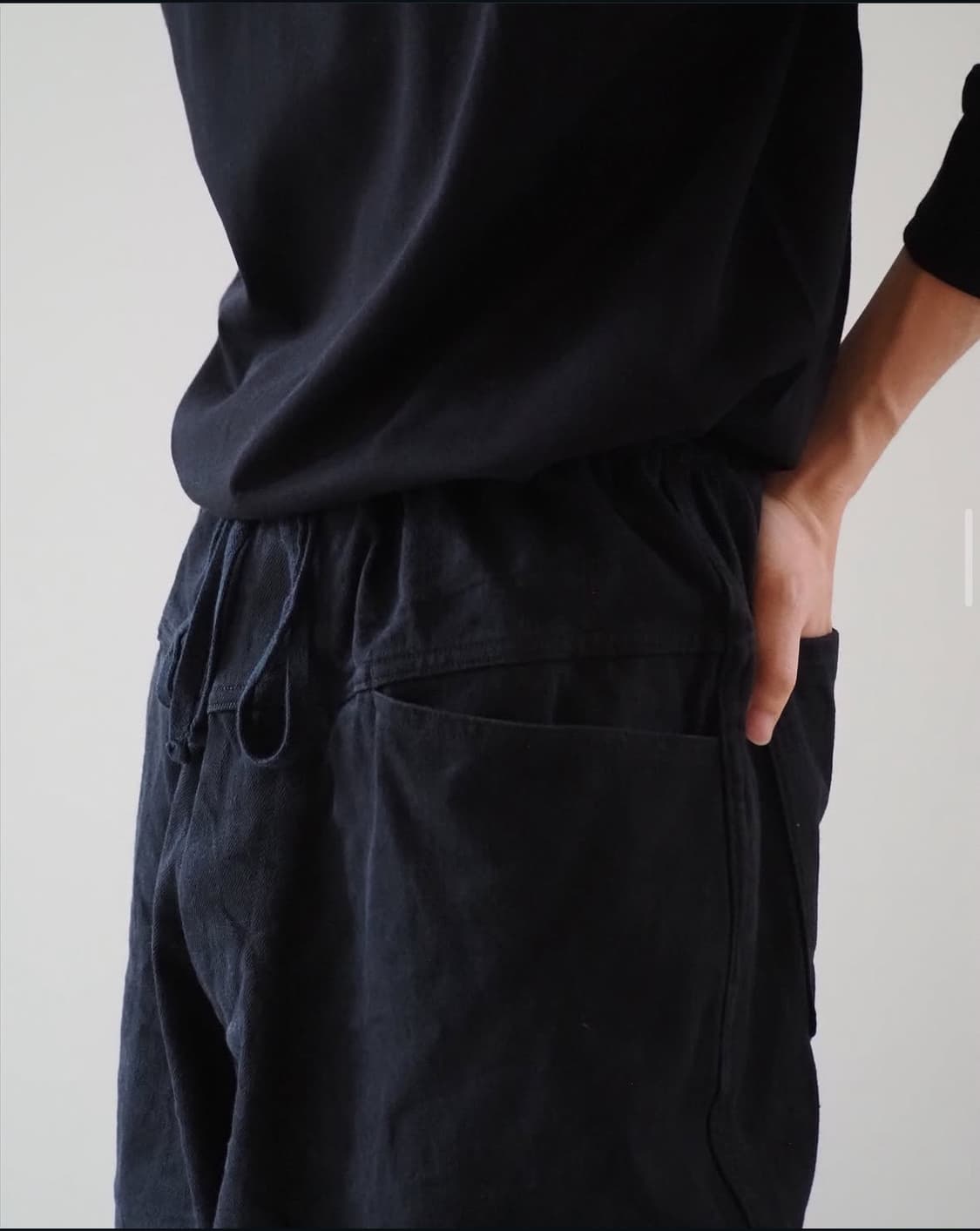 코모리 블랙 드릴 테이퍼드 팬츠 상품이미지1