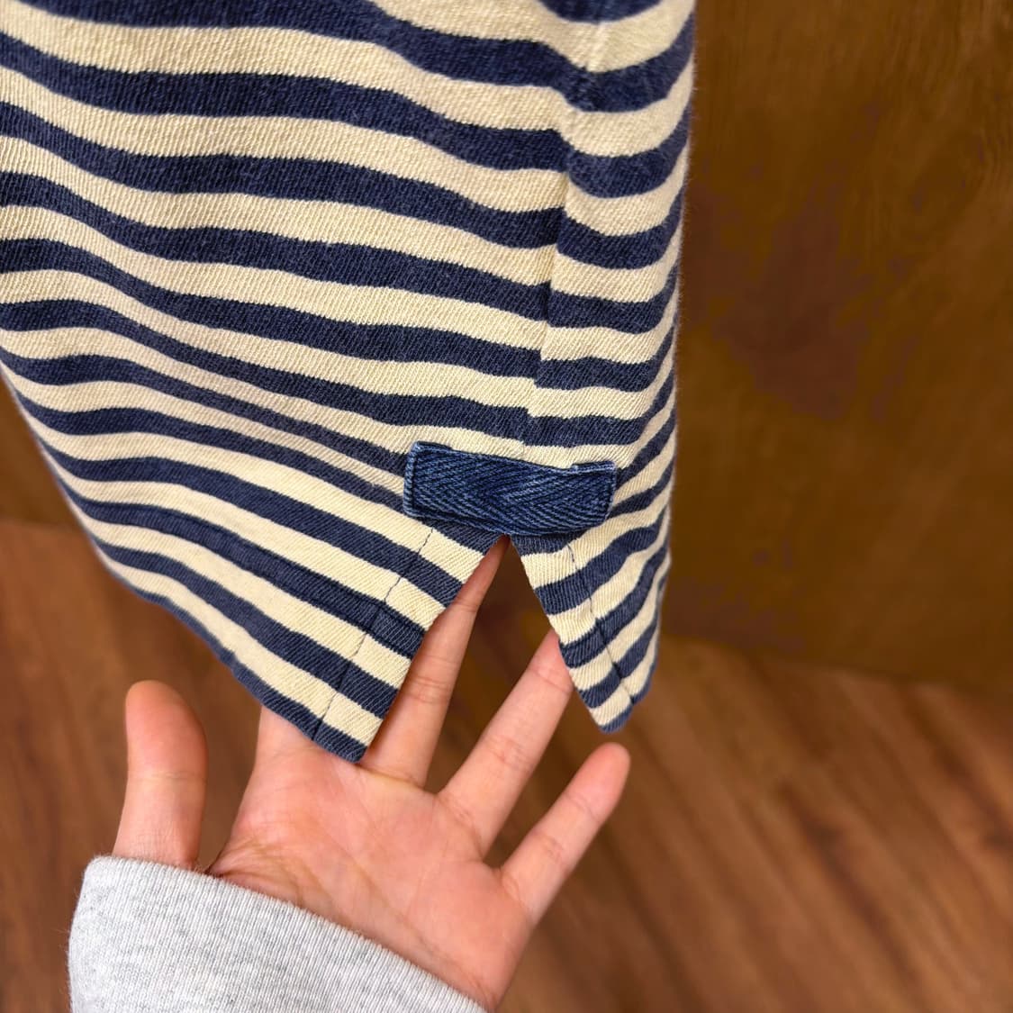 마가렛 호웰 반팔 티셔츠 스트라이프 패턴 라운드넥 슬릿 디테일 네이비 상품이미지6