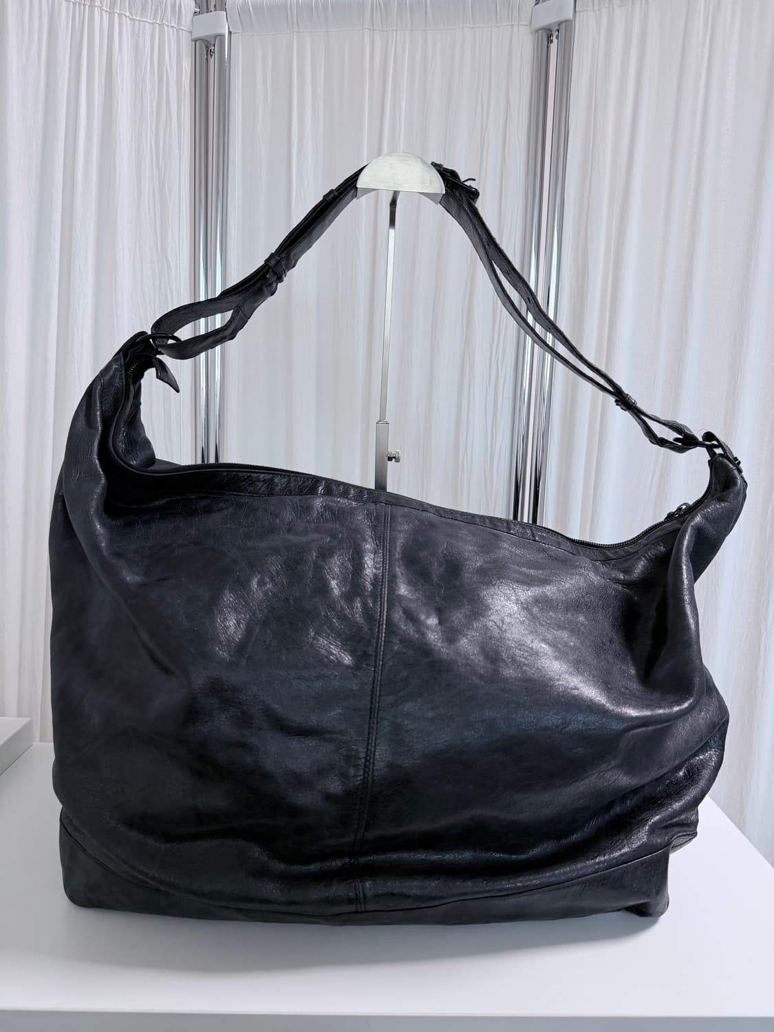 발렌시아가 커리어 모터백 블랙 상품이미지2