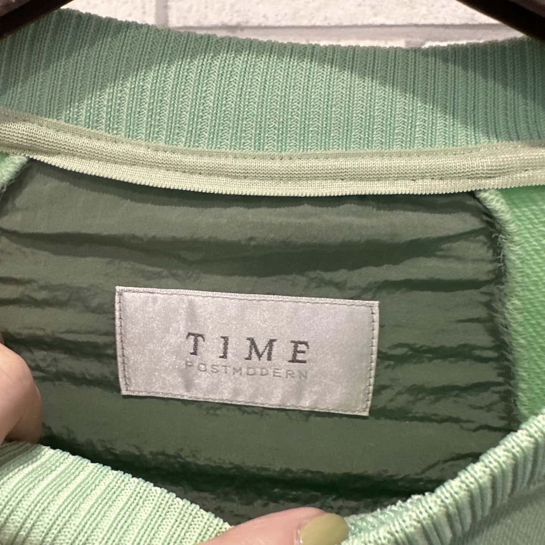 TIME 타임 맨투맨 밑단 레이어드 스트링 배색 디테일 연그린 상품이미지6