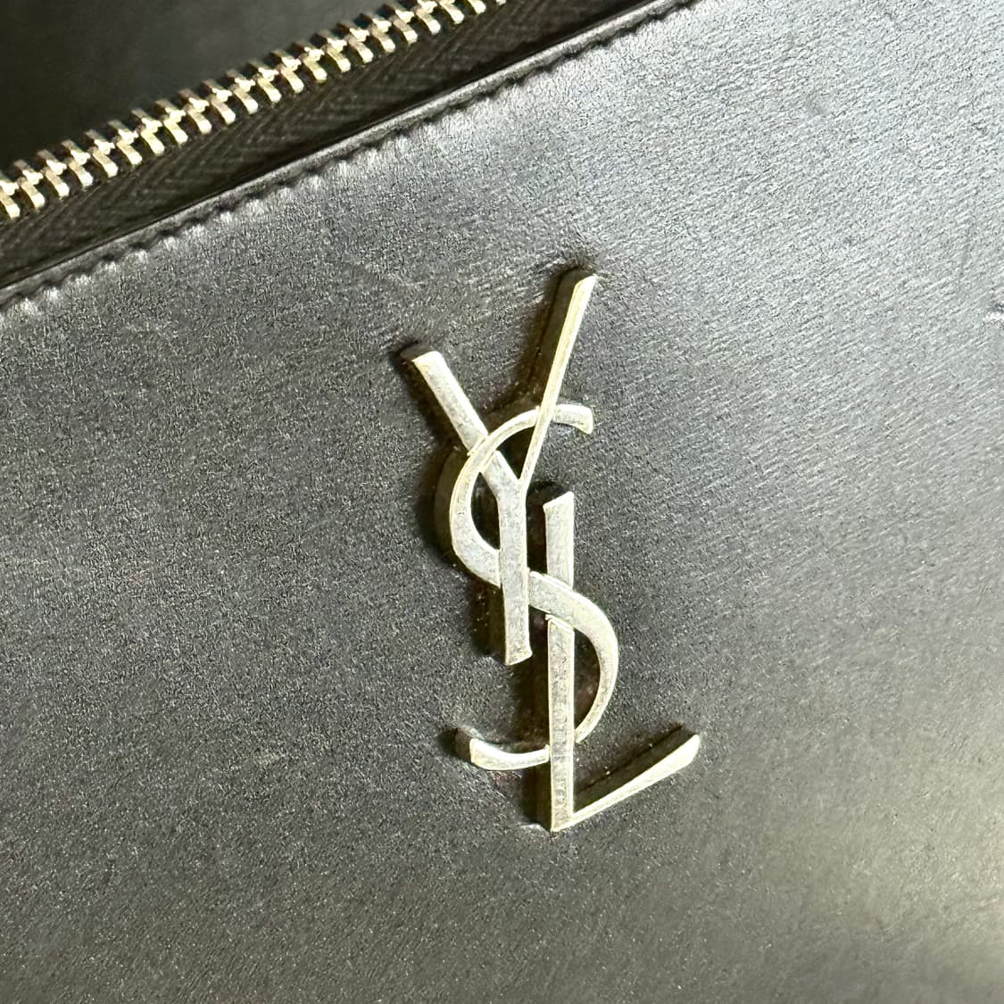 [풀구성] 입생로랑 카프스킨 미디움 클러치 블랙 실버 상품이미지3