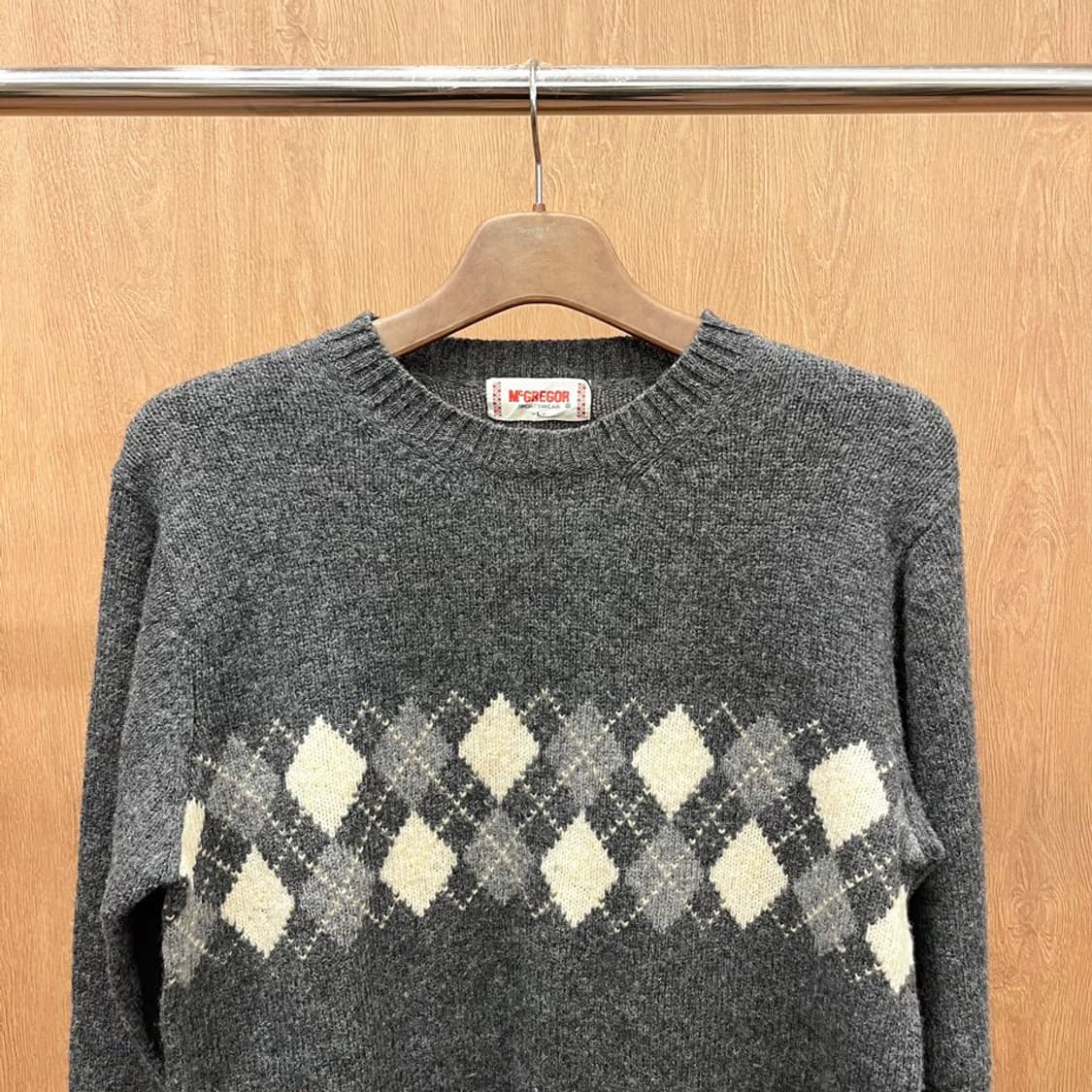 맥그리거 긴팔 니트 아가일 패턴 라운드넥 디테일 레귤러핏 다크 그레이 상품이미지4