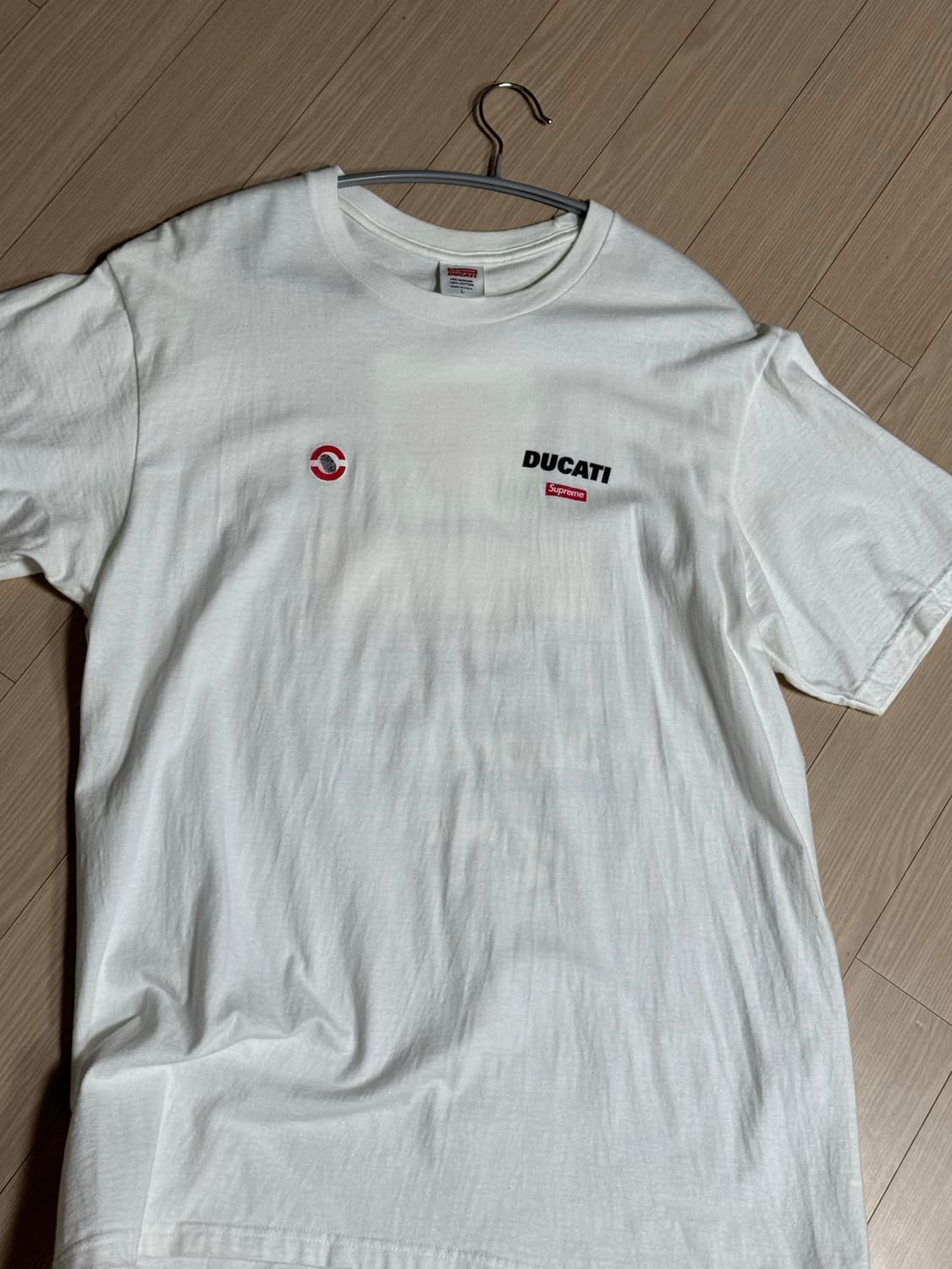 슈프림 x 두카티 로고 티셔츠 화이트 - 24SS 상품이미지1