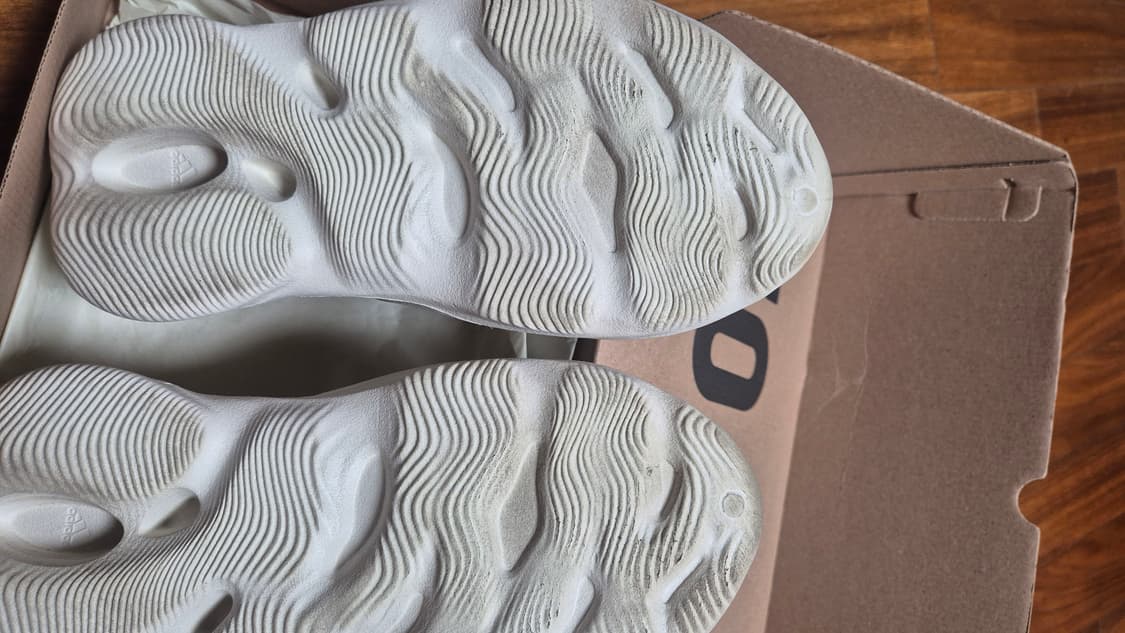 아디다스 이지 폼러너 아라랏 285 상품이미지3