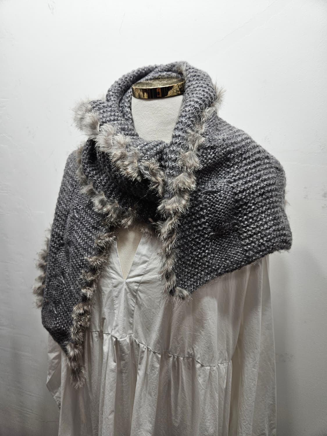 토끼털 트리밍 회색 니트 머플러 상품이미지1