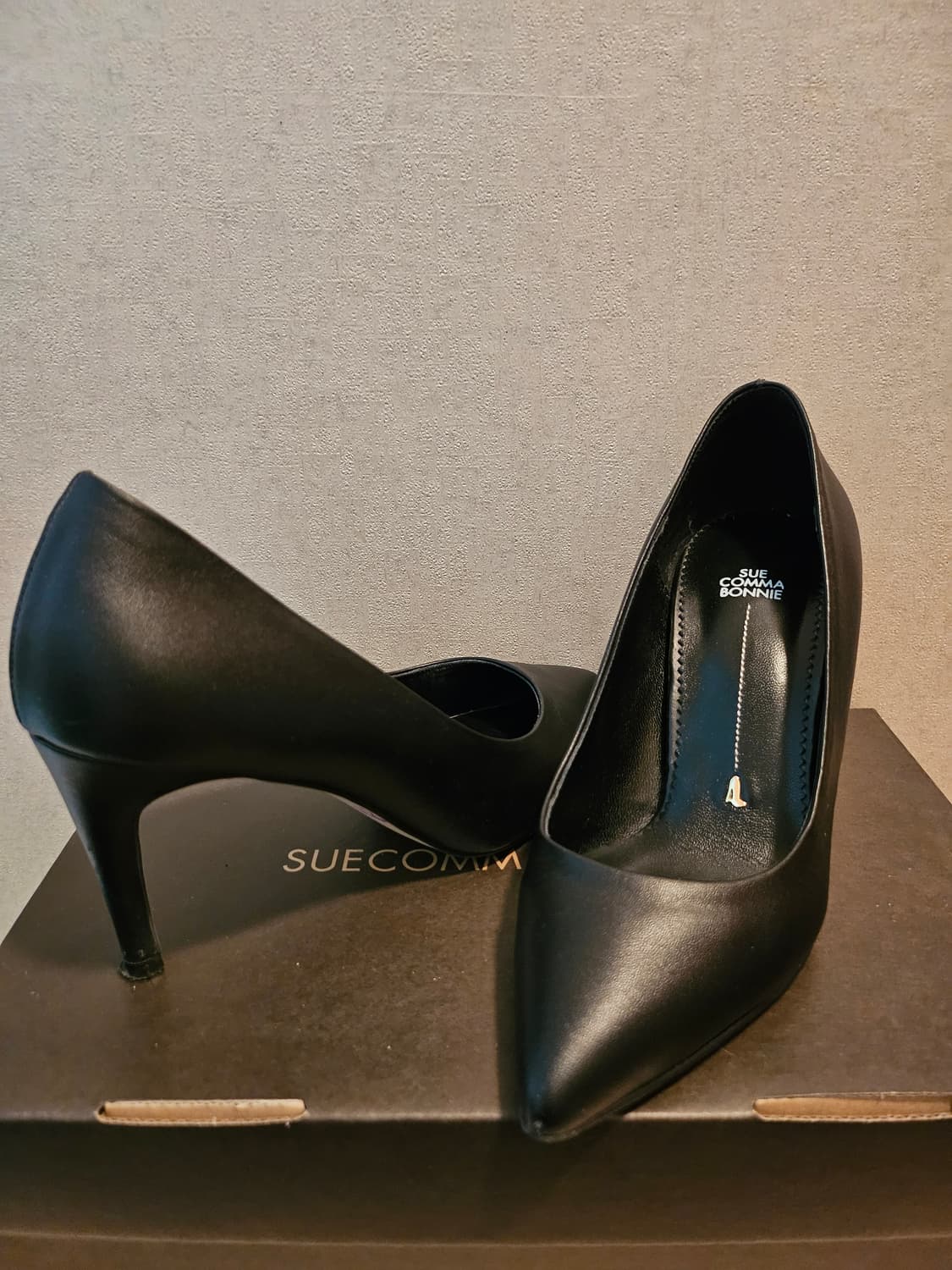 슈콤마보니 블랙 클래식 펌프스 힐 8cm 상품이미지5