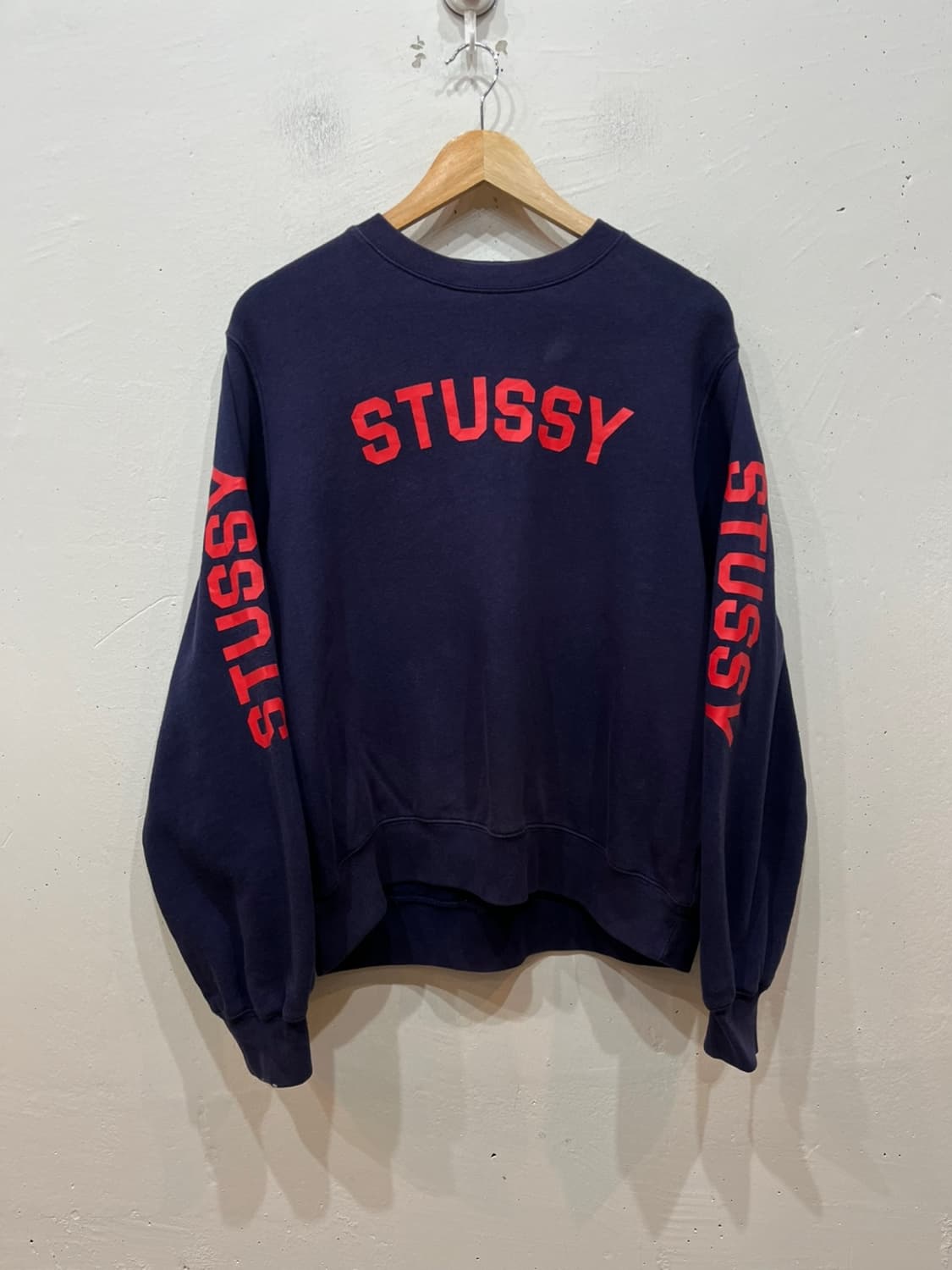 스투시 리피트 로고 맨투맨 스웻셔츠  상품이미지1