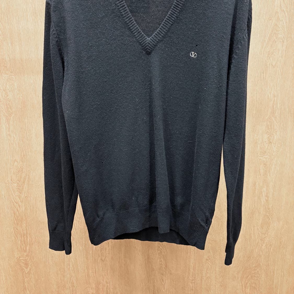 발렌티노 딥 브이넥 긴팔 울 니트 클래식 로고 자수 리브 디테일 블랙 상품이미지5