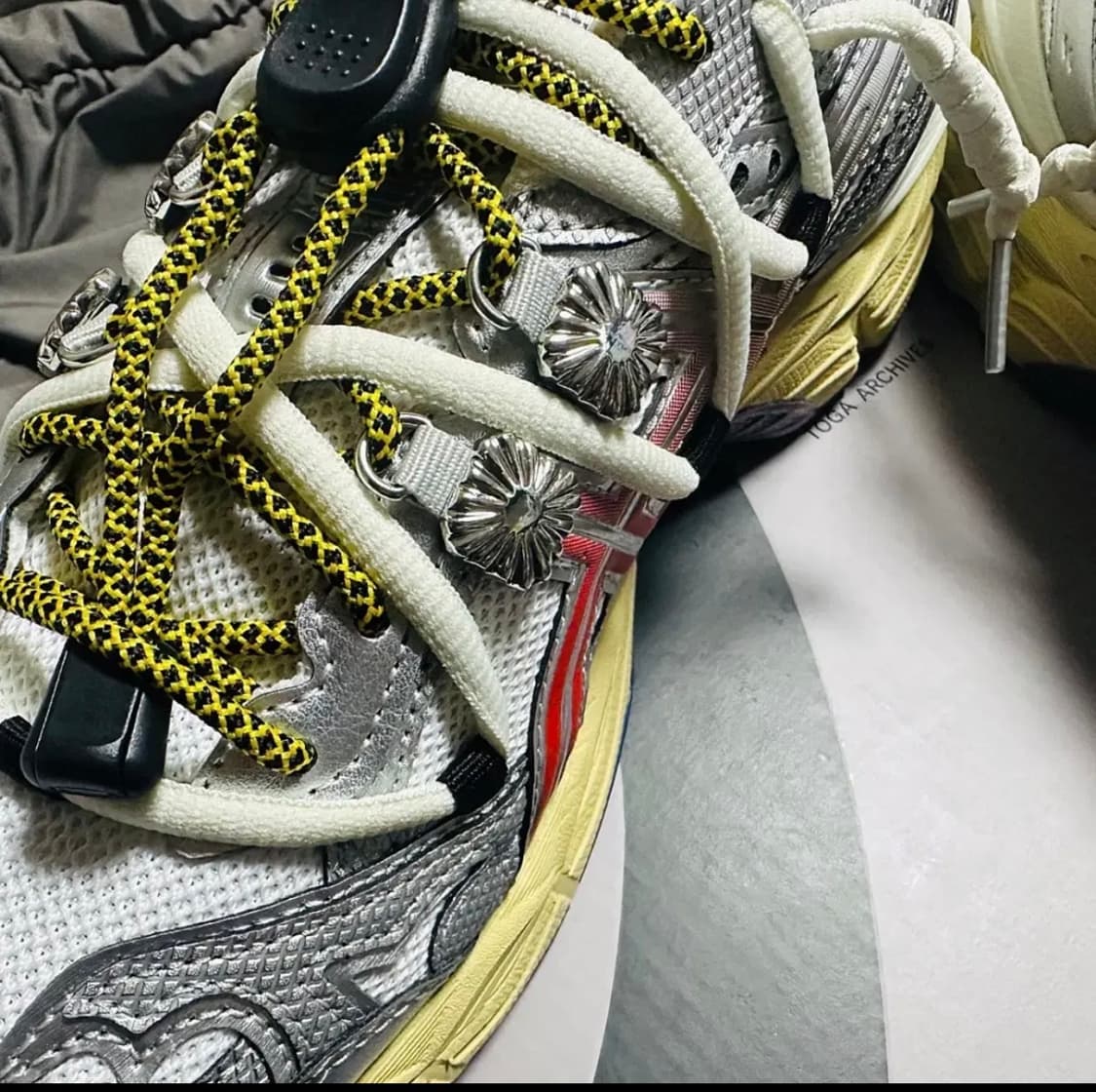 아식스 x 토가 젤 큐물러스 16 TG 화이트 레드 퓨어 실버 상품이미지6