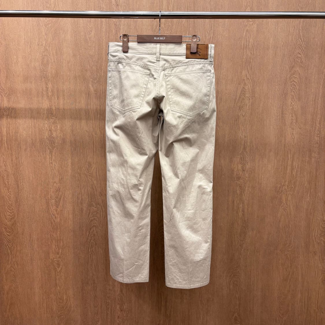 버버리 런던 코튼 스트레이트 팬츠 각인 버튼 레더 패치 디테일 베이지 상품이미지3