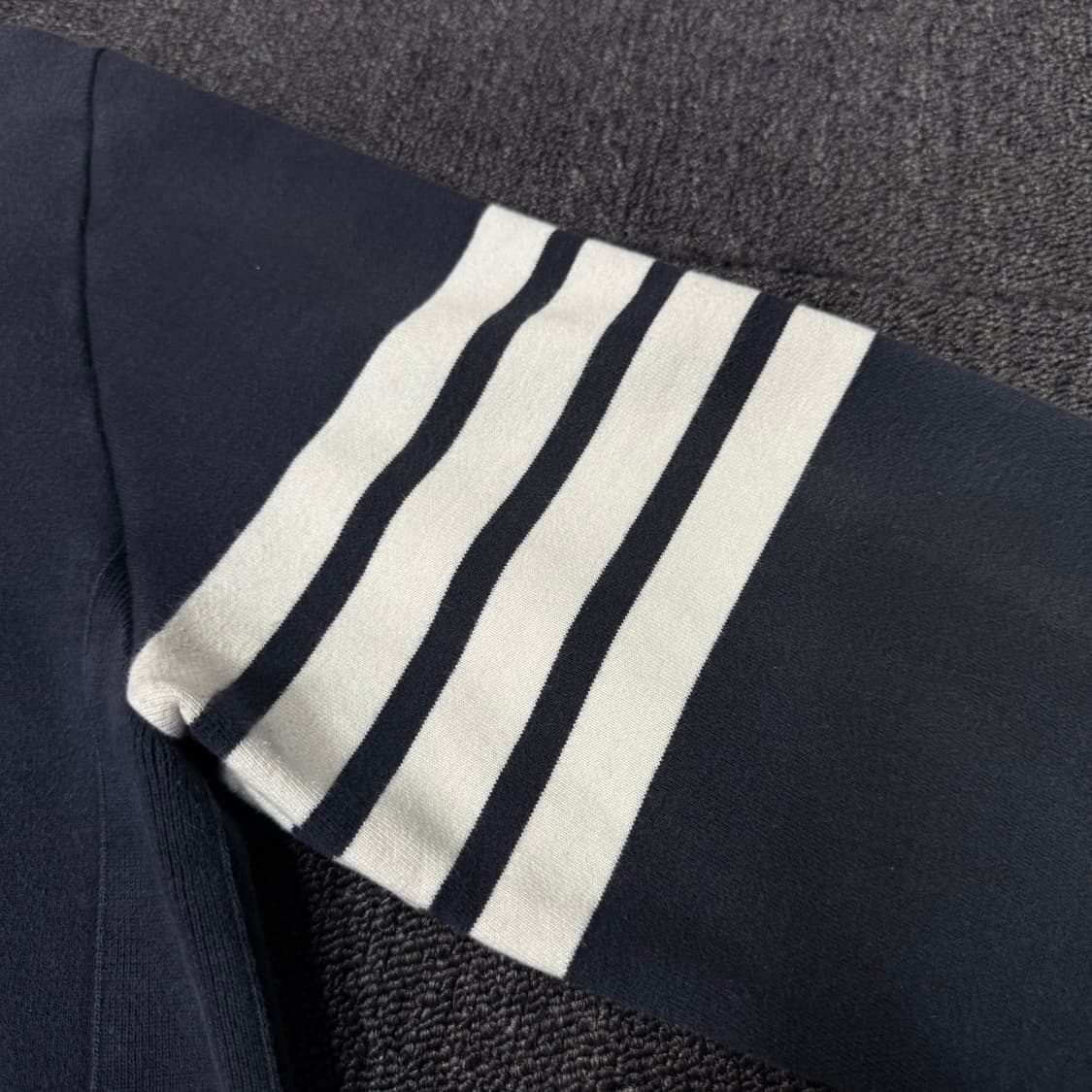 톰브라운 사선완장 맨투맨  상품이미지4