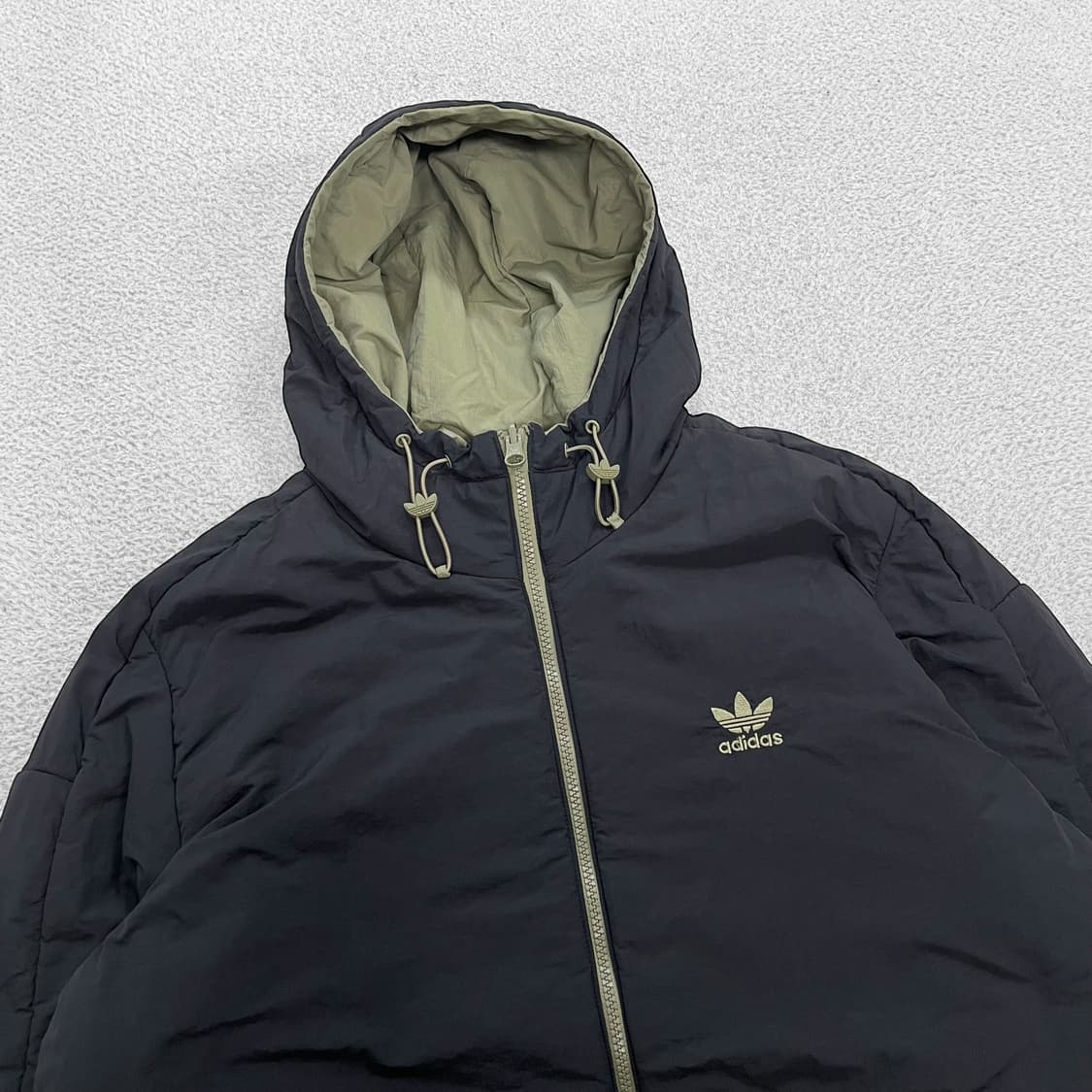아디다스 오리지널 리버시블 락업 패딩 점퍼 카키 블랙 상품이미지4