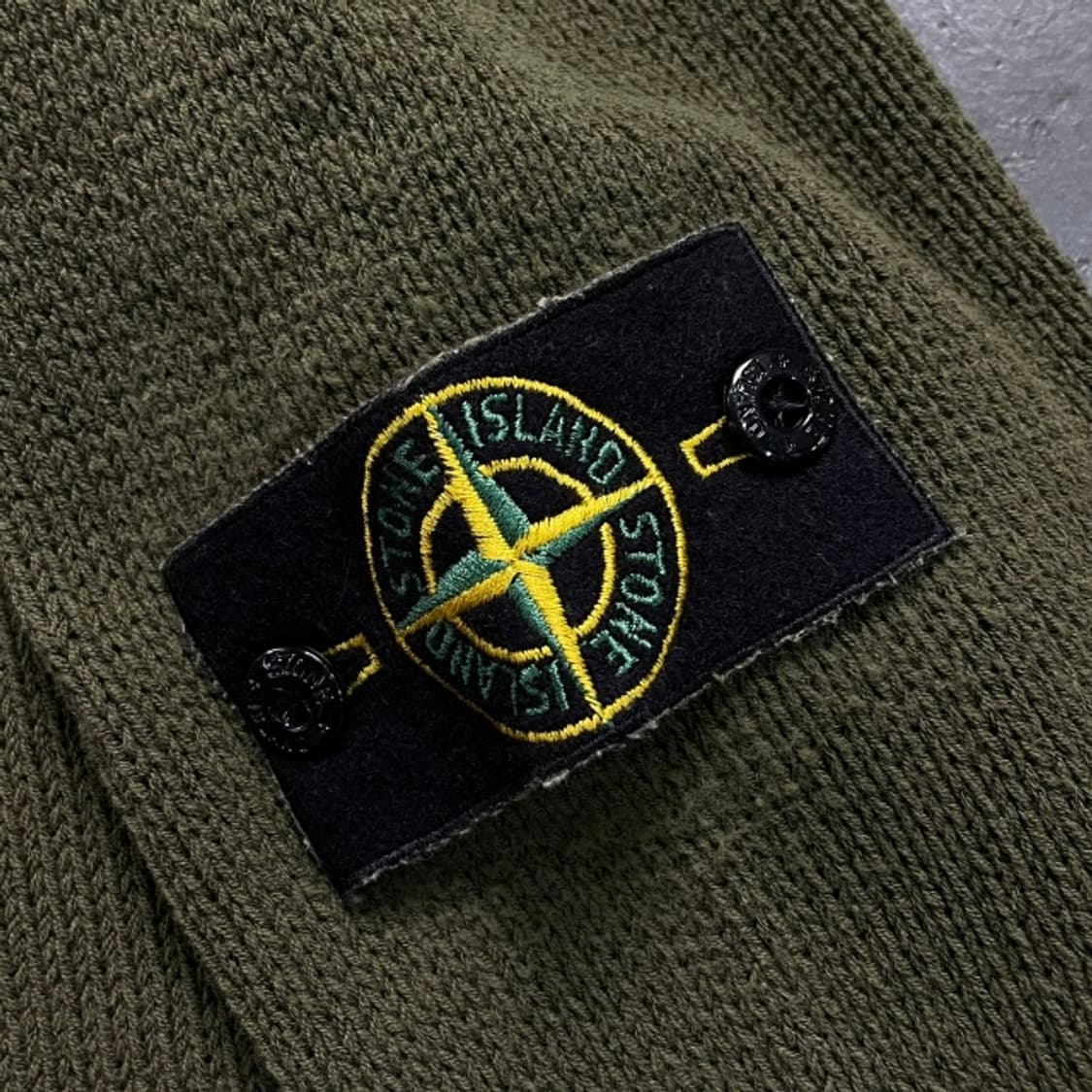 100 스톤아릴랜드 와펜 반버튼 니트  상품이미지5