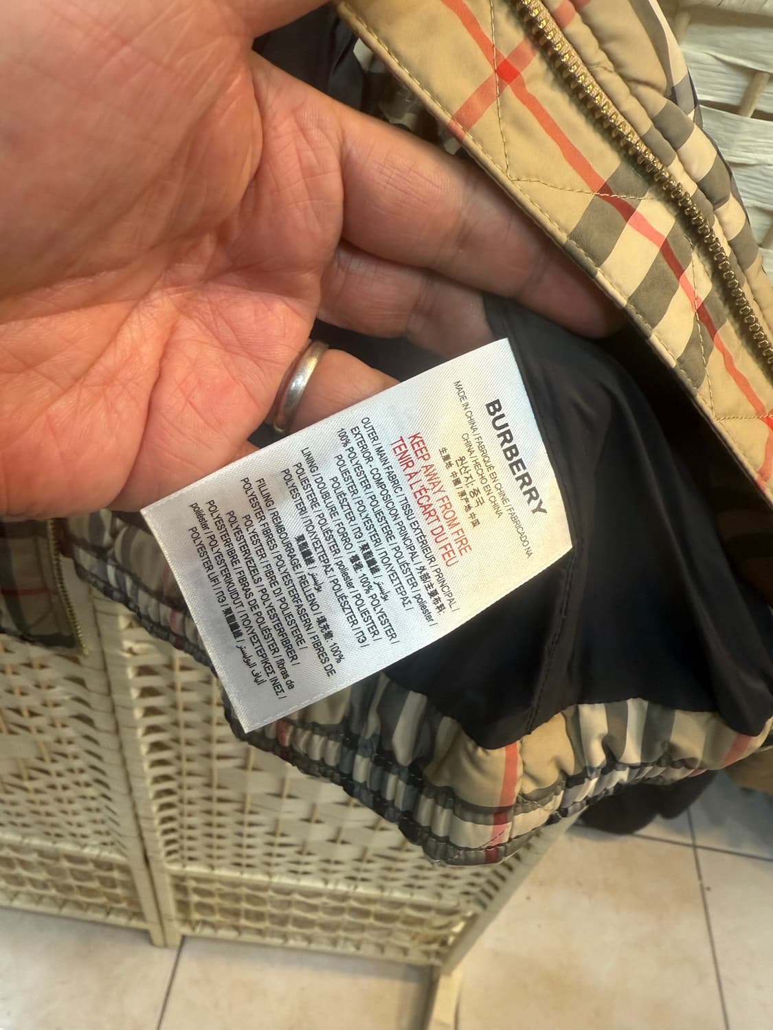 4y 정품 버버리 체크 퀄팅 패딩조끼 팝니다 상품이미지6