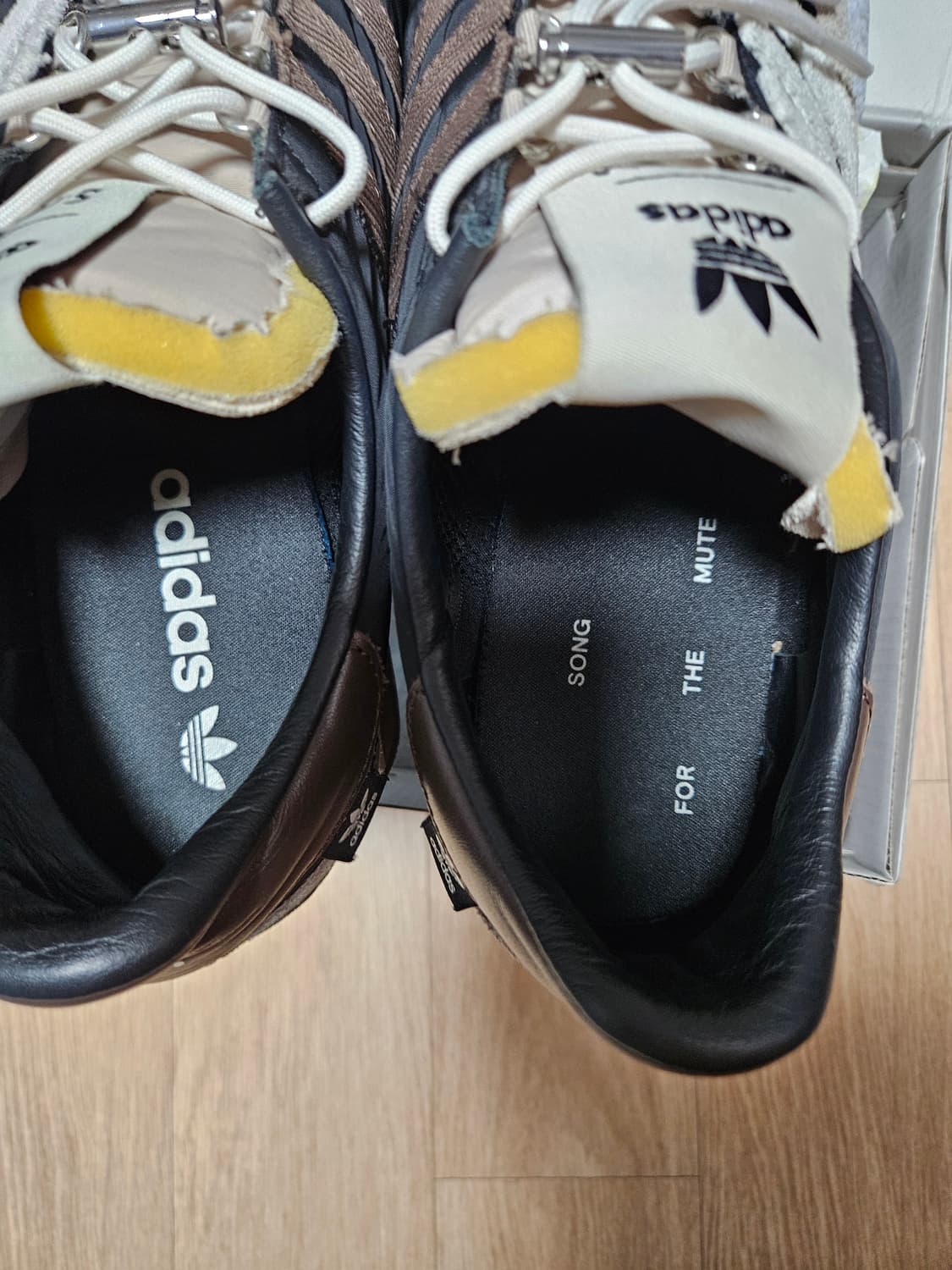 아디다스 송 포 더 뮤트 컨트리 OG 코어 블랙 코어 화이트 275 상품이미지4