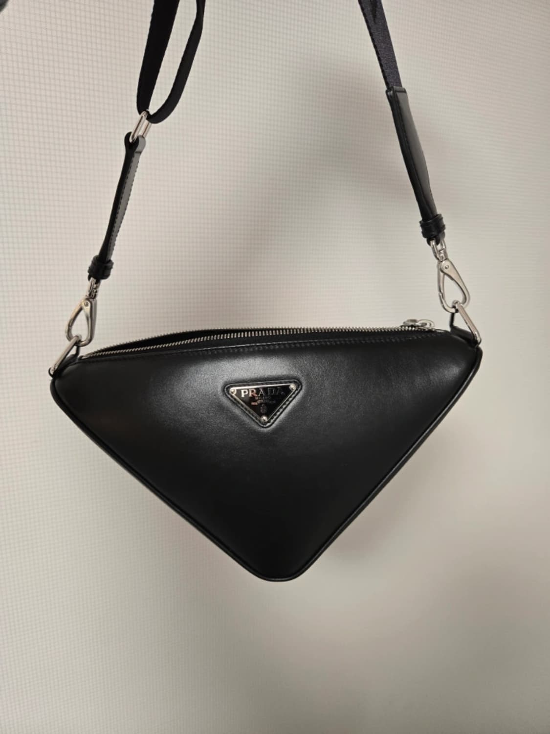 프라다 트라이앵글백 상품이미지1