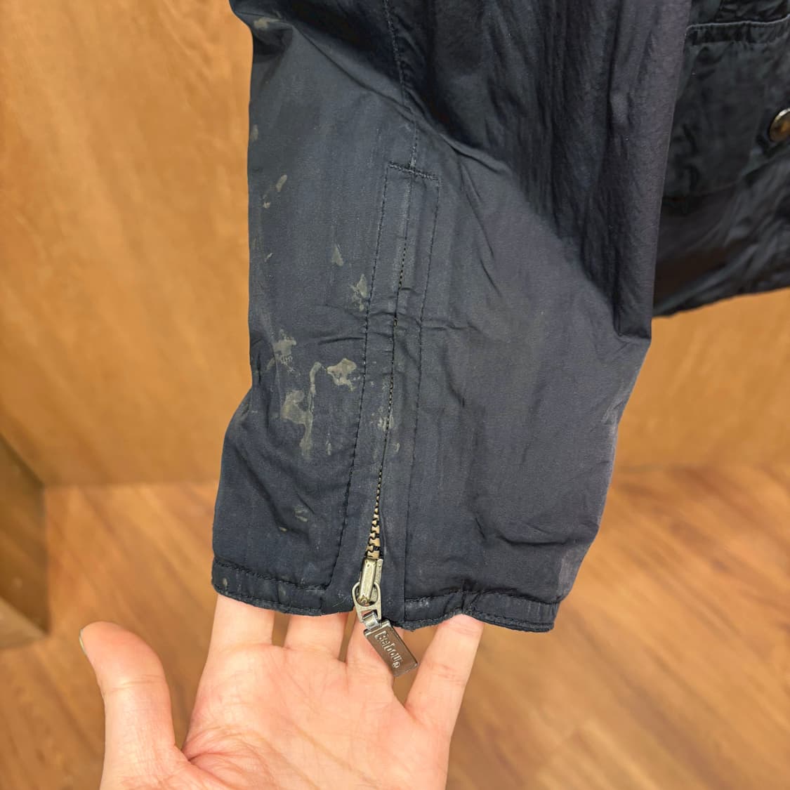 바버 필드 자켓 퀵 고정 플랩 숄더 에폭시 디테일 레귤러핏 블랙 상품이미지10