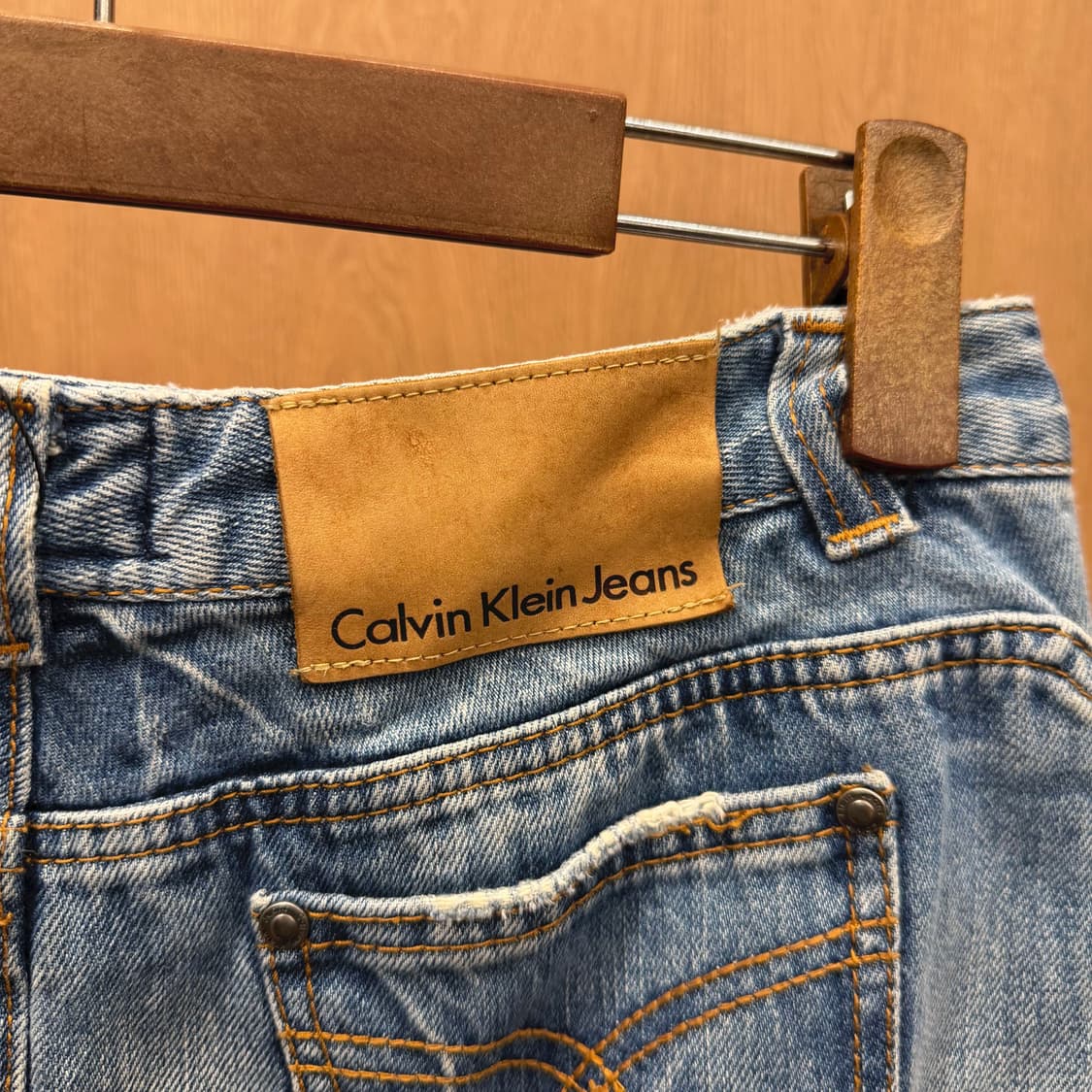 캘빈클라인 진스 데님 미디 스커트 백 슬릿 디테일 H라인 연청 상품이미지6