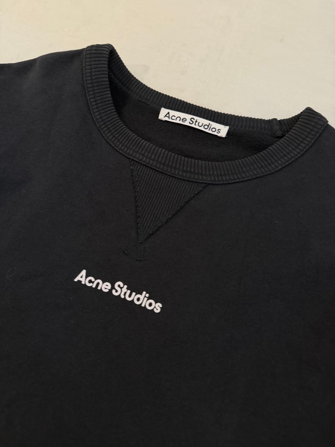 아크네 스튜디오 스탬프 로고 맨투맨 스웻셔츠 블랙 상품이미지2