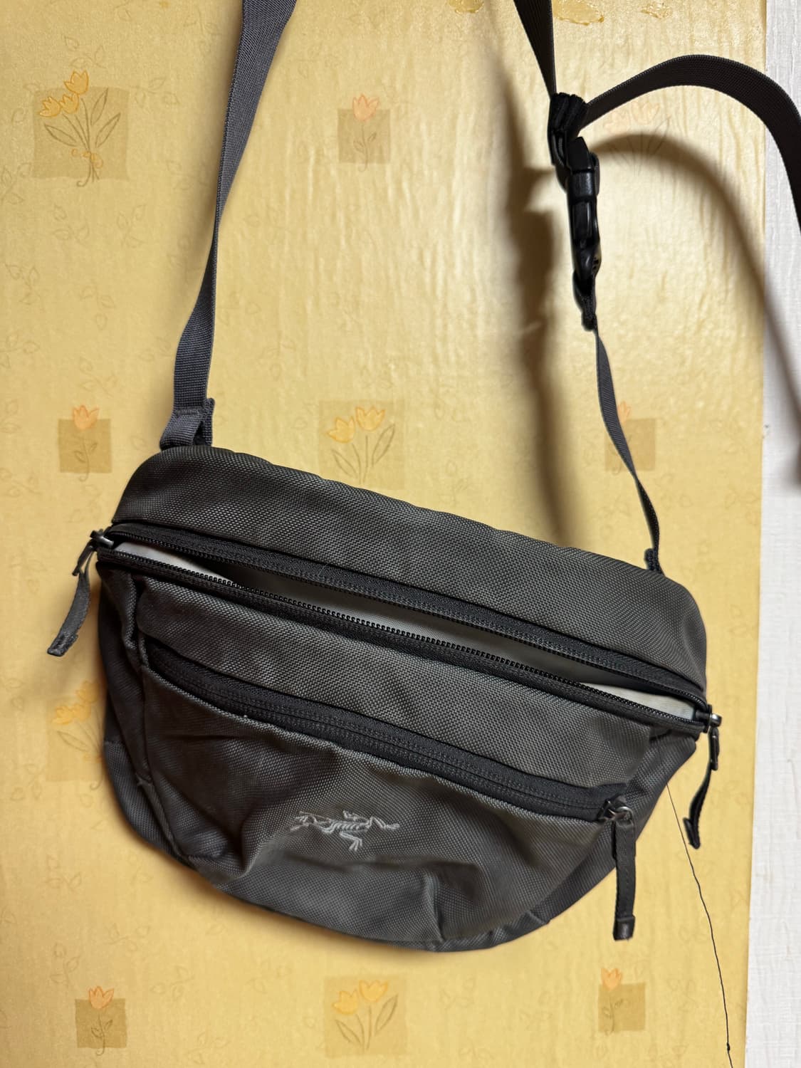 아크테릭스 크로스백 상품이미지1