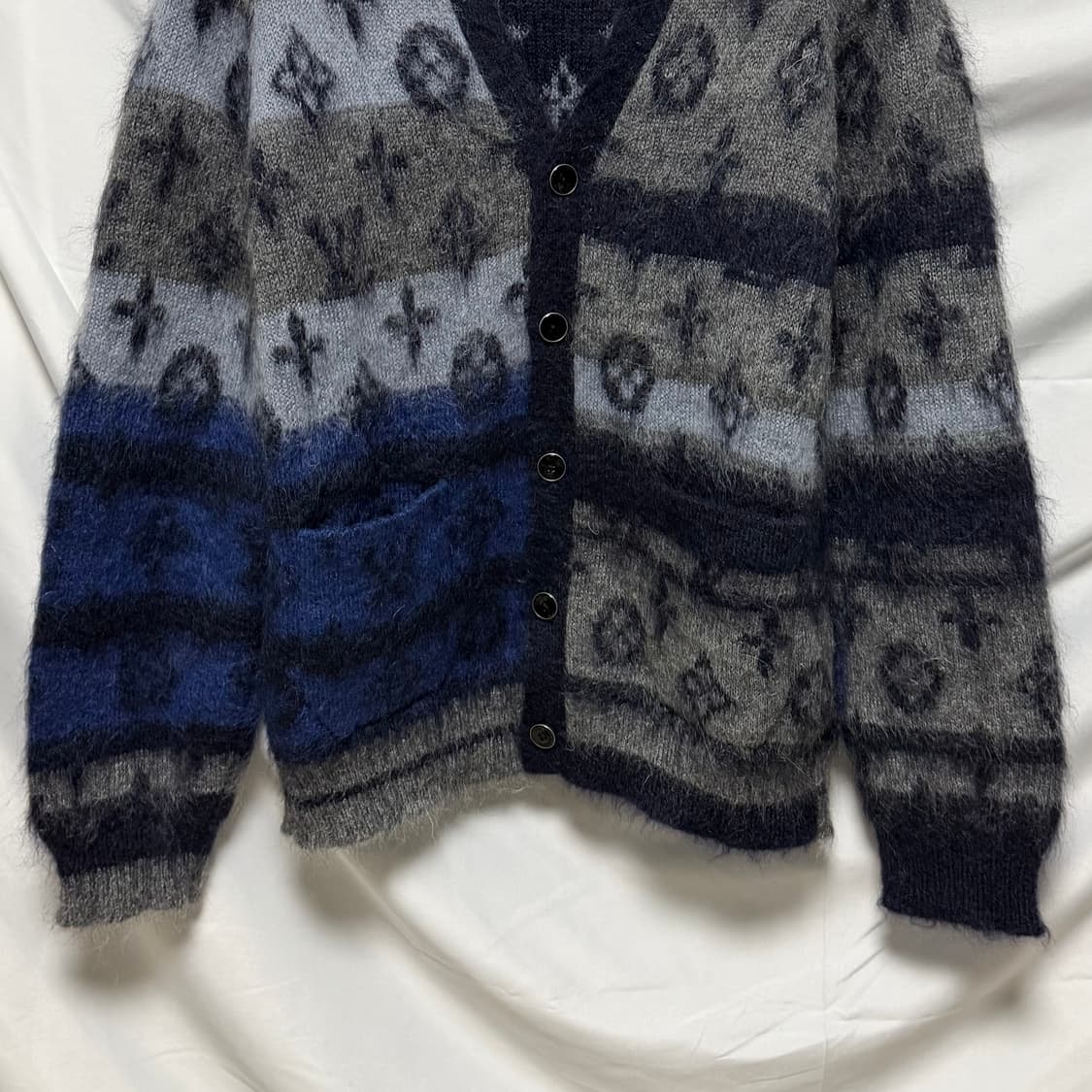 [S+급/L] 25SS 루이비통 모노그램 모헤어 가디건 블랙 상품이미지3