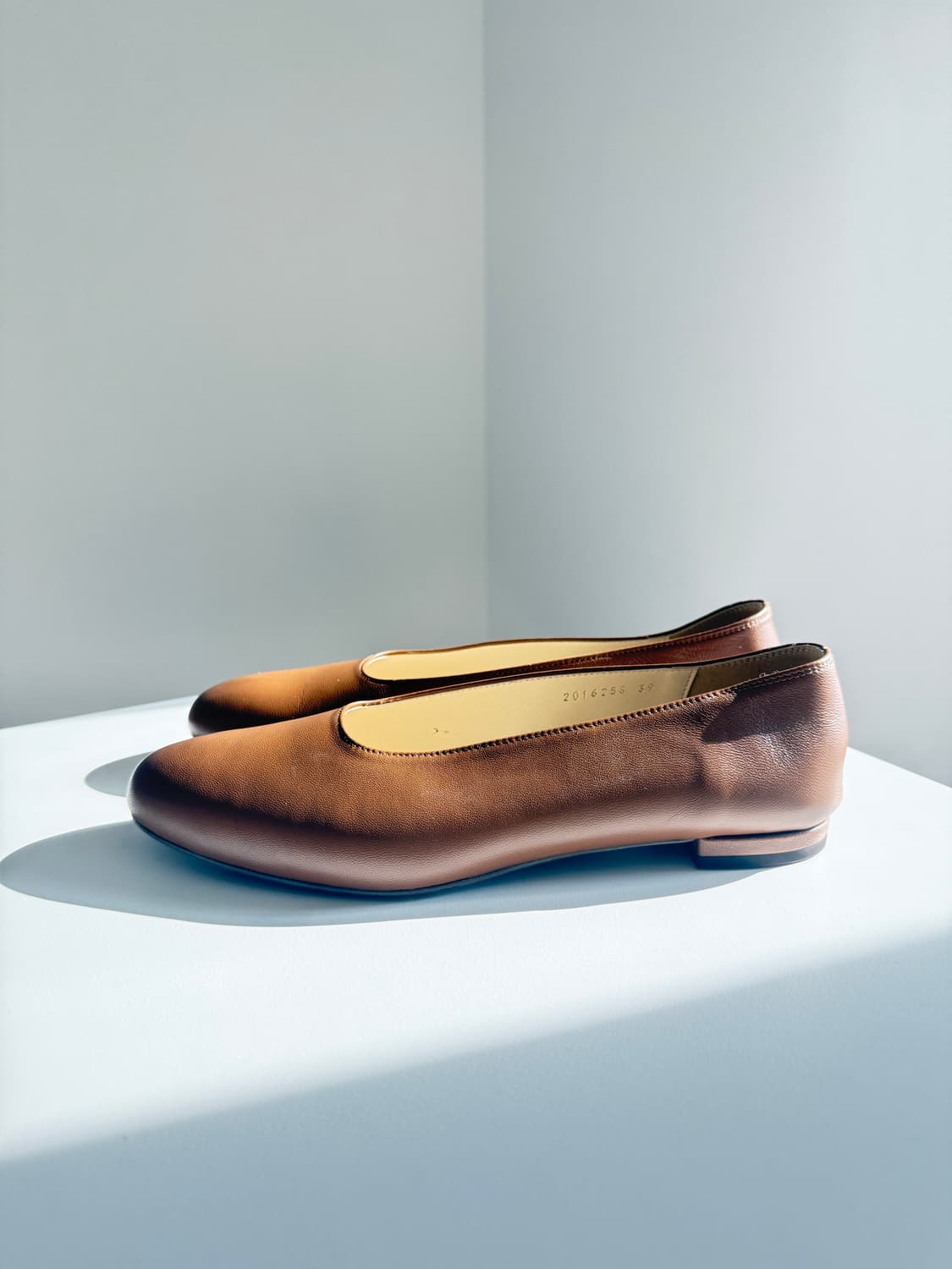 여자 갈색 내추럴 가죽 플랫슈즈 245 상품이미지1