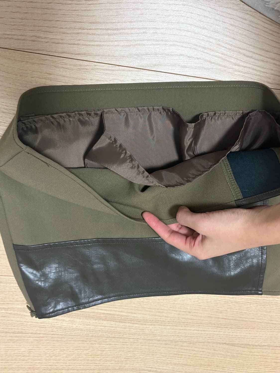 보헤미안서울 커브드 디테일 미니 스커트 카키 s 상품이미지5