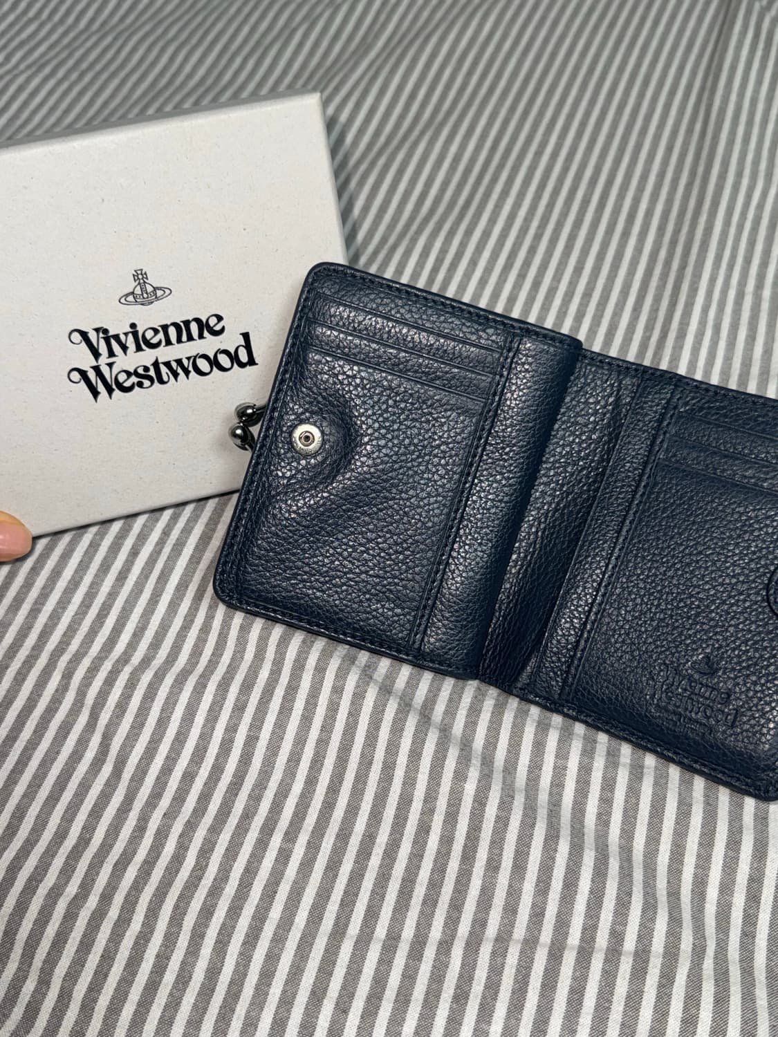 비비안웨스트 우드 프레임 포켓 조르단 지갑 네이비 상품이미지2