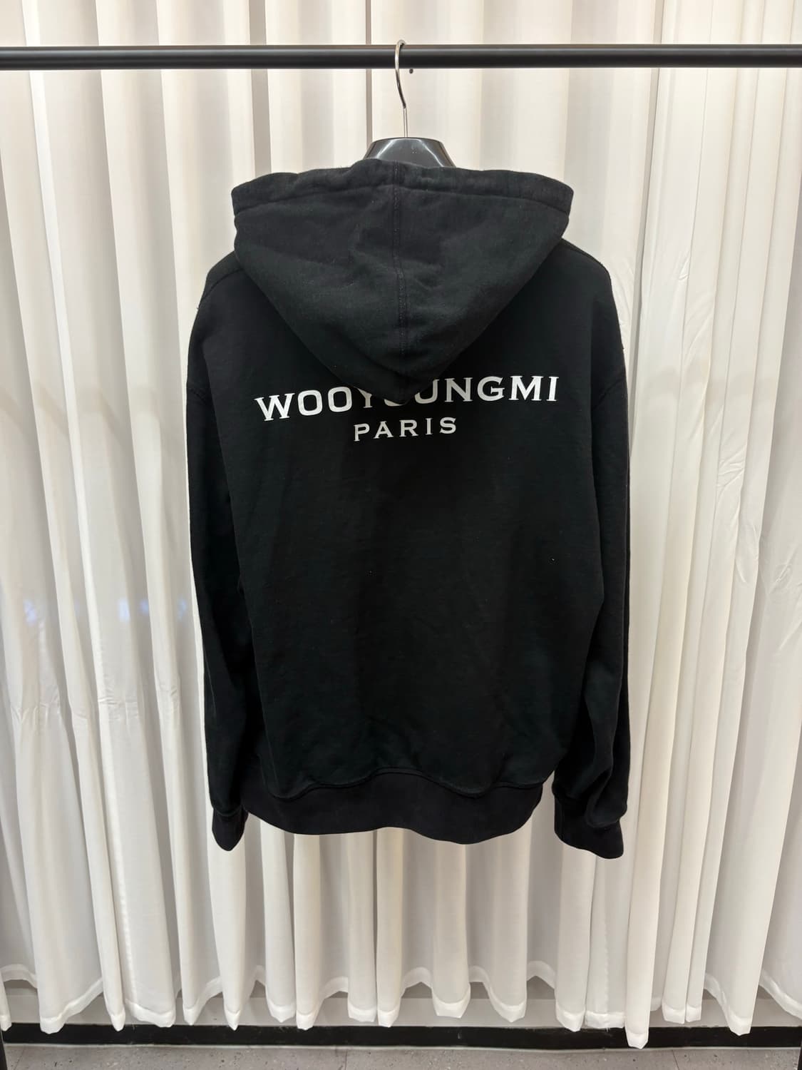 우영미 백로고 후드티 블랙 신형 46사이즈 상품이미지1