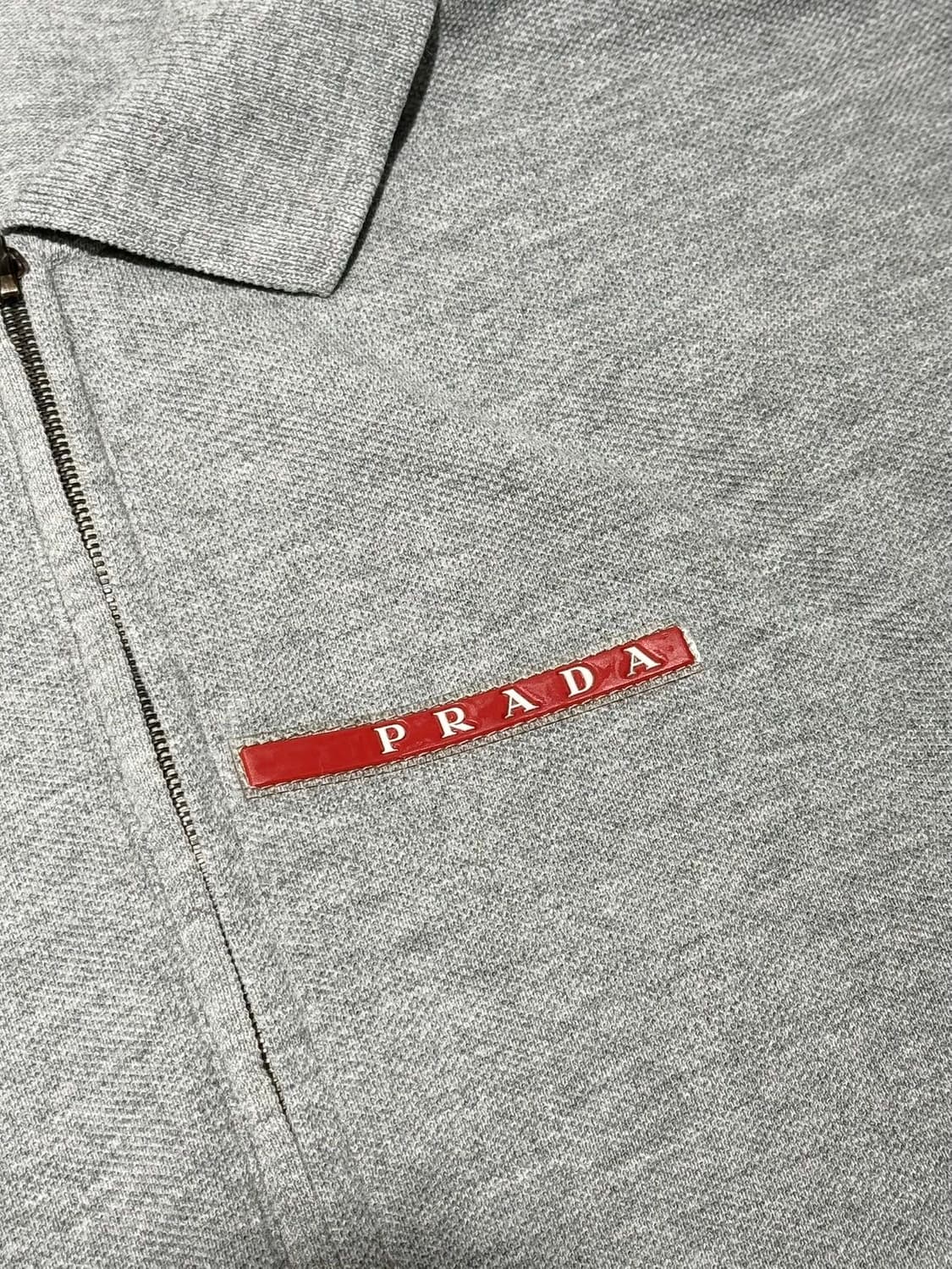 프라다 그레이 코튼 반집업 하프 pk 셔츠 상품이미지8