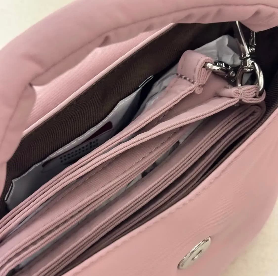 몽드몽드 클래식 버튼 패딩 크로스 백 하프문 미니 가방 핑크 여성 토트백 상품이미지5