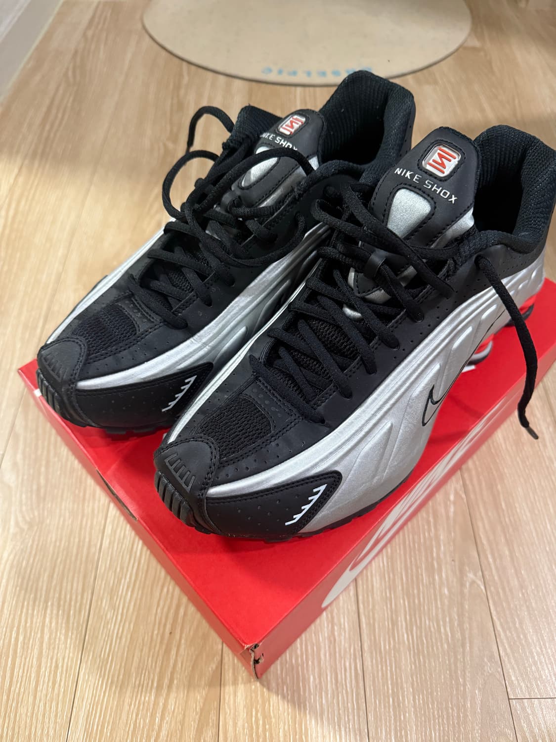 나이키 샥스 R4 메탈릭실버/레드 280 상품이미지1