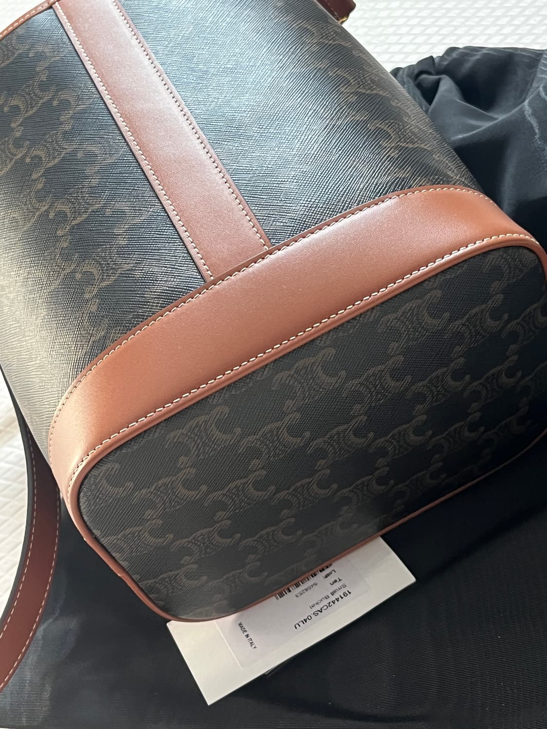 셀린느 스몰 버킷백 탄 상품이미지4