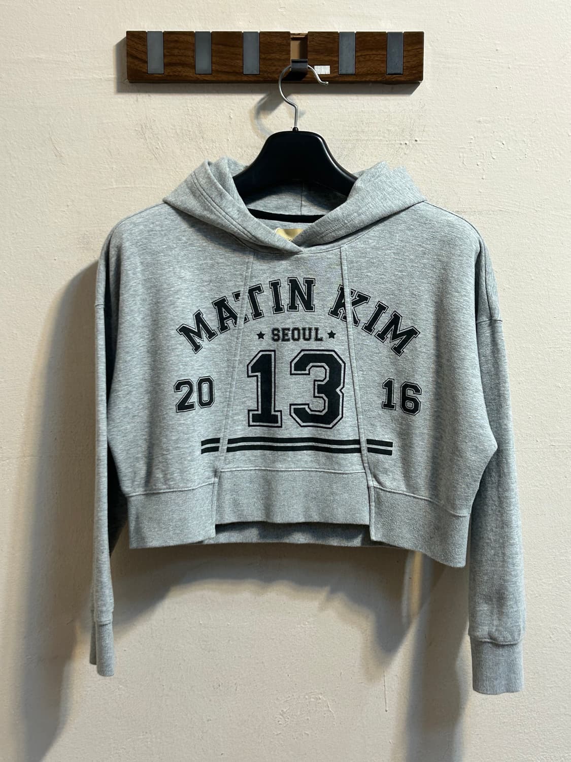 마뗑킴 크롭 로고 후드티 상품이미지1