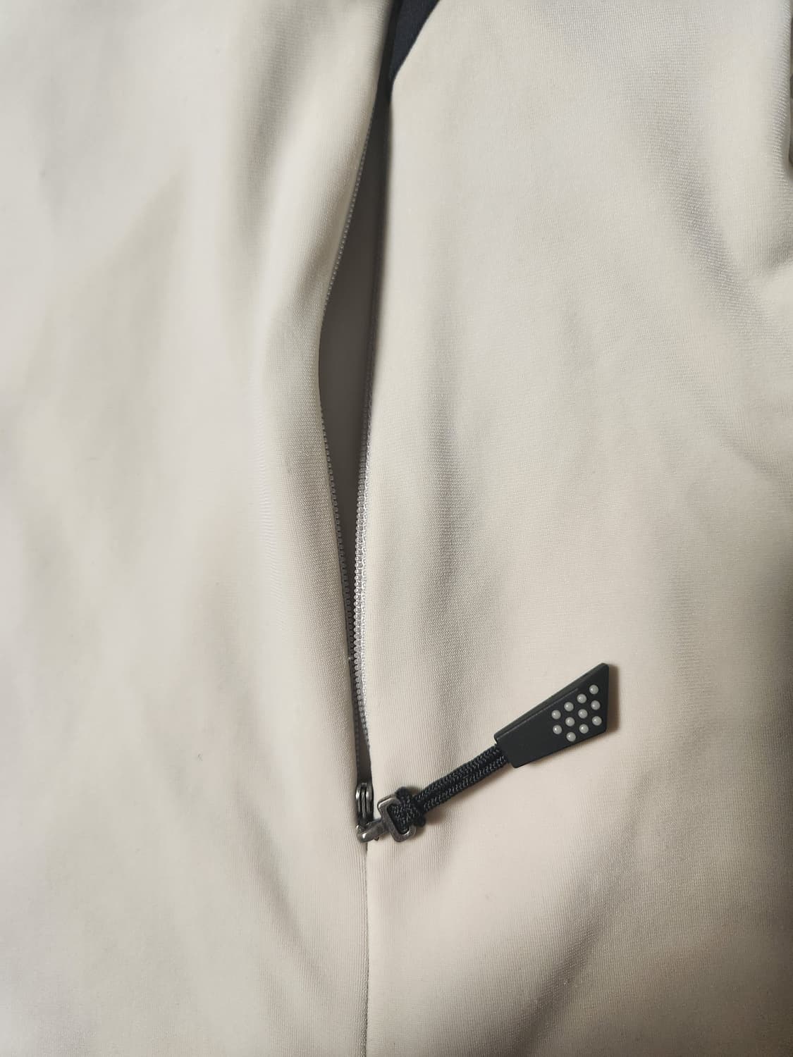 네파 여성 윈드러너 바람막이 자켓 사이즈95 m

오른쪽 소매 뒤에 오염 상품이미지4