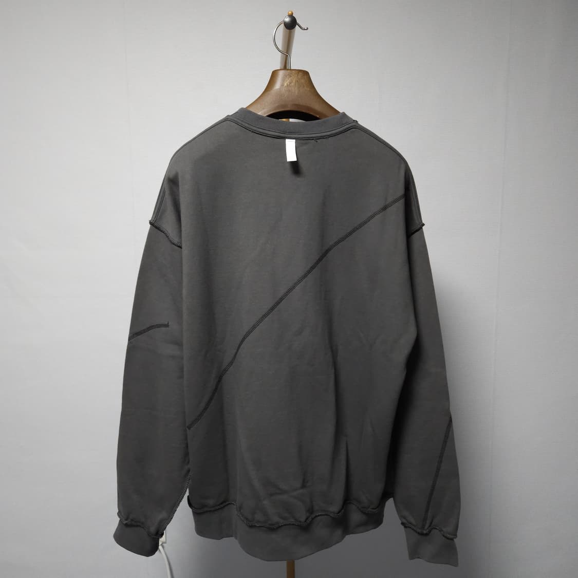 L ) 노매뉴얼 언발란스 오버핏 맨투맨 차콜 상품이미지3