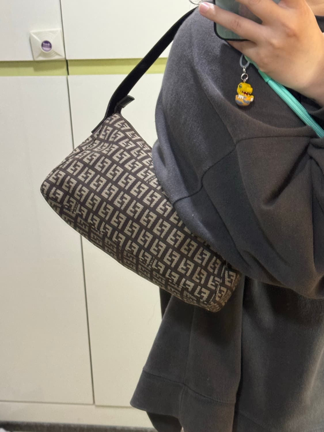 펜디 주카 빈티지 숄더백 상품이미지2