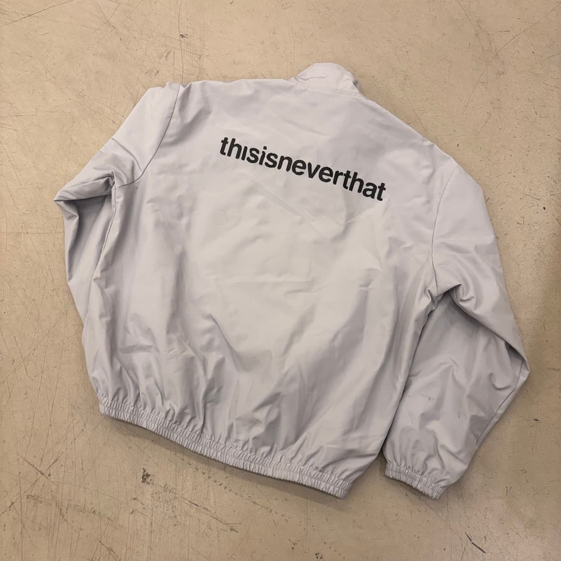 디스이즈네버댓 빅로고 그레이 바람막이 상품이미지1