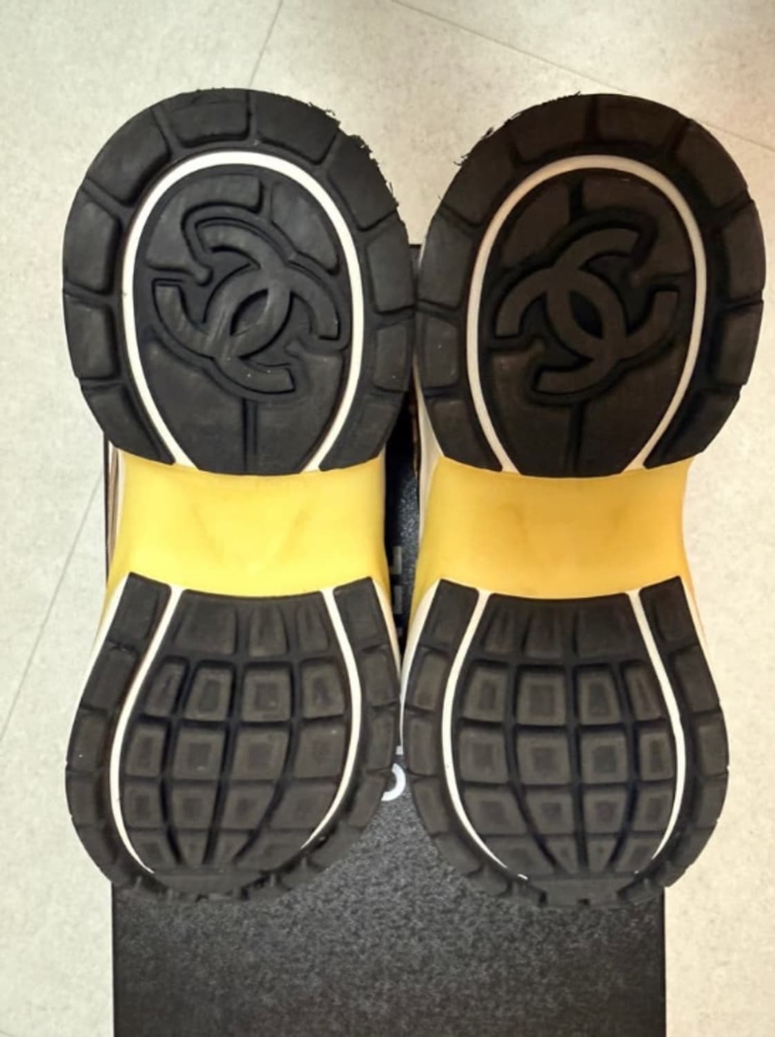 [정품] 샤넬 CC 로고 믹스투톤 스니커즈 240 풀구성 상품이미지3