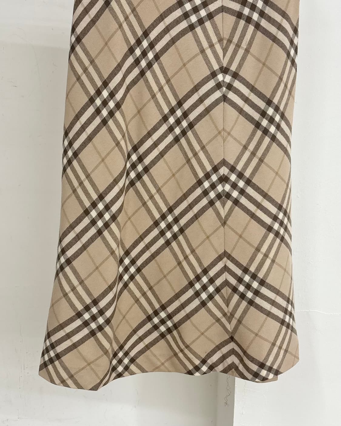 버버리 런던 베이지 노바체크 미디스커트  상품이미지6