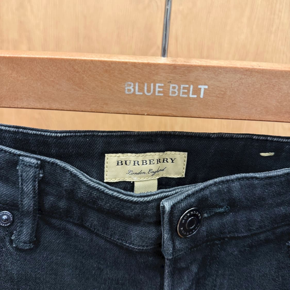 버버리 데님 팬츠 5포켓 백 로고 패치 미드라이즈 디테일 슬림핏 블랙 상품이미지7