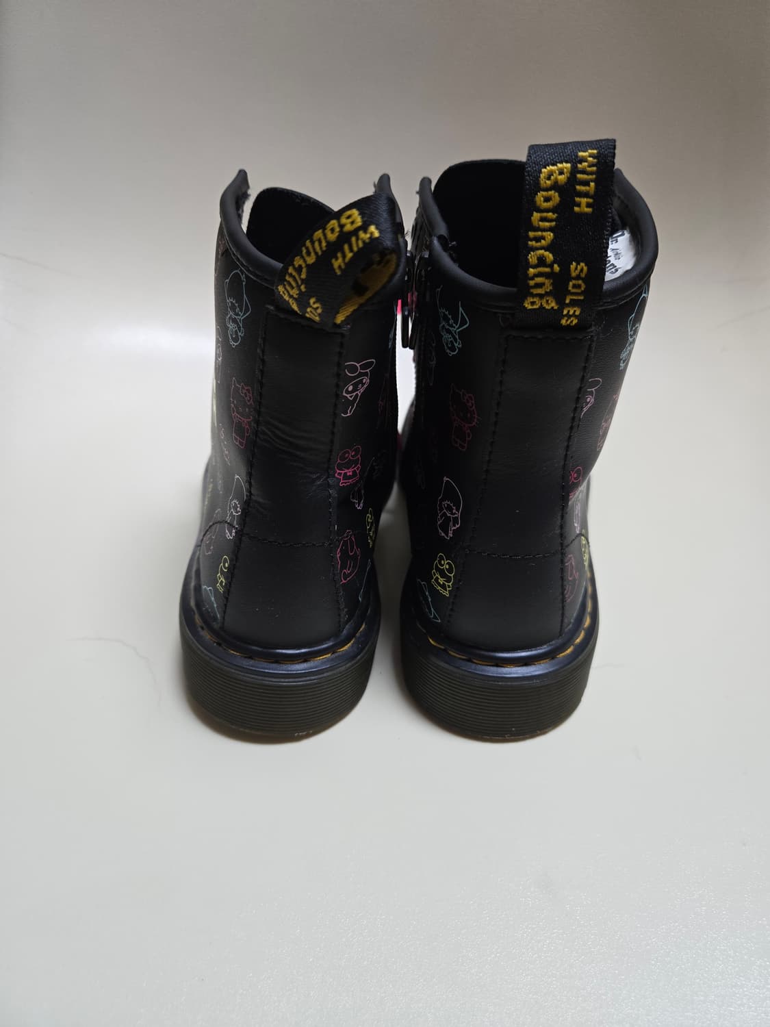 닥터마틴 x 산리오 콜라보 부츠 주니어205 상품이미지9