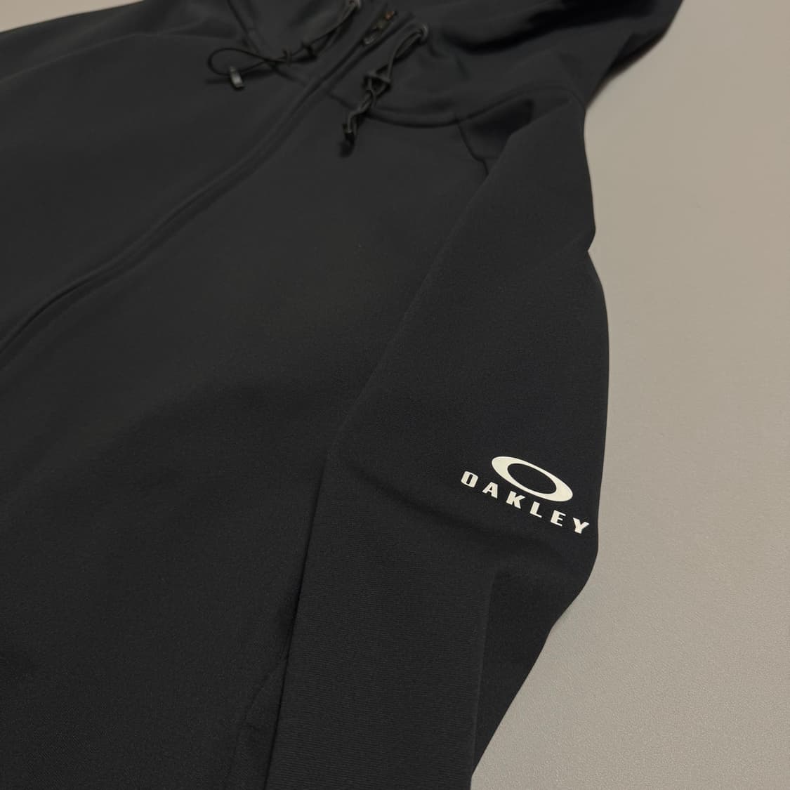 오클리(OAKLEY) 블랙 인핸스 그리드 폴리에스터 후드 윈드브레이커 상품이미지6